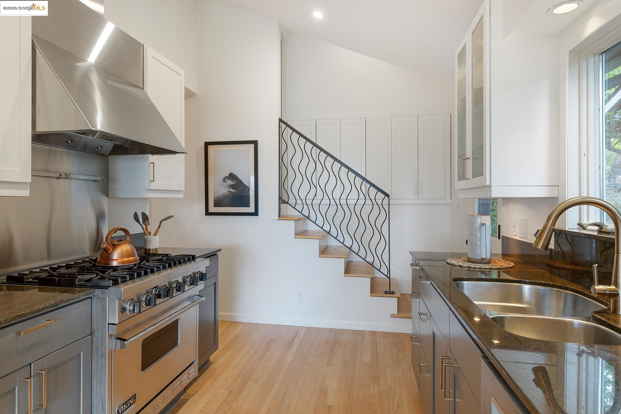 Detail Gallery Image 15 of 60 For 5973 Rincon Dr, Oakland,  CA 94611 - 3 Beds | 2/1 Baths