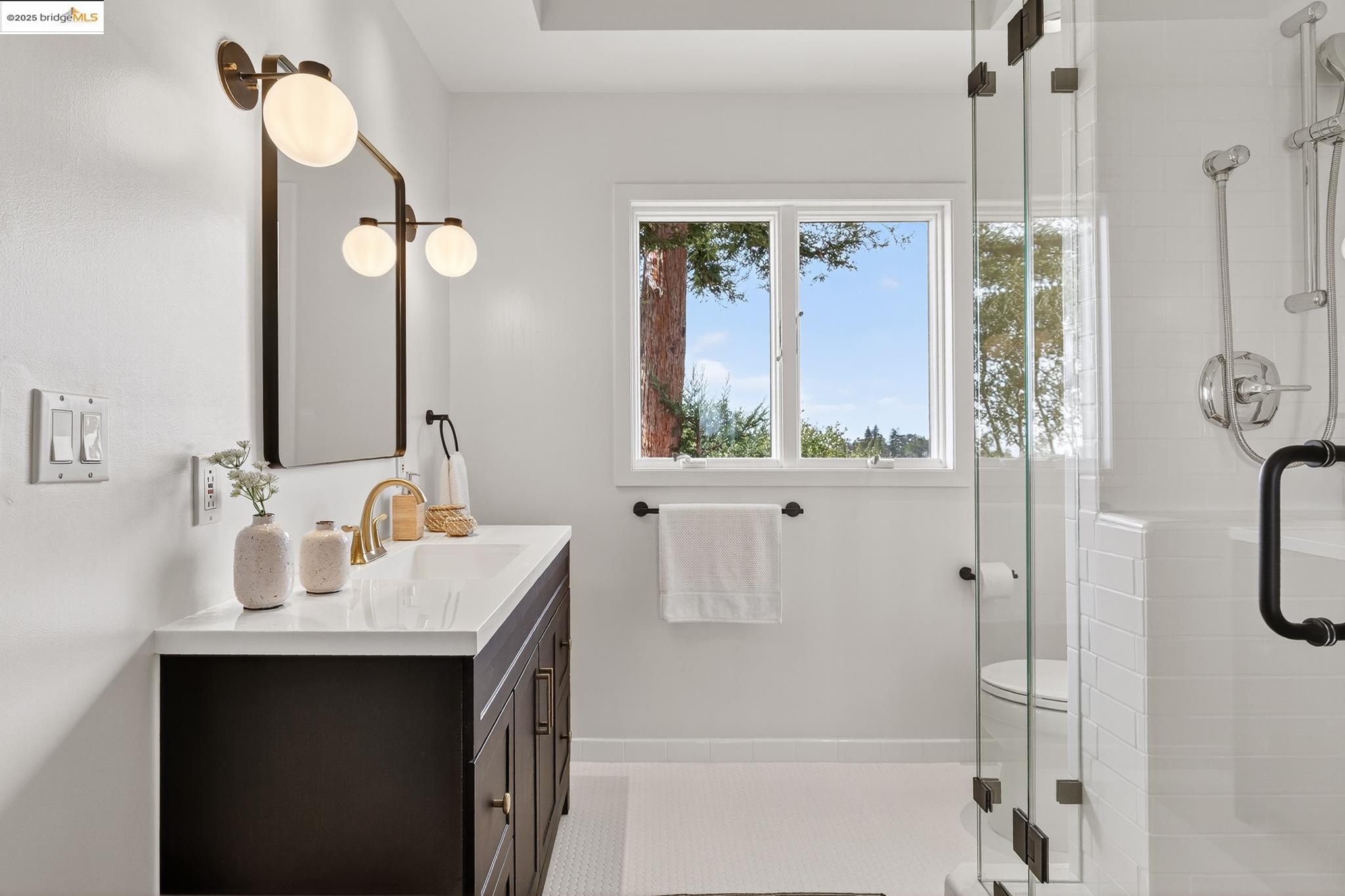 Detail Gallery Image 17 of 60 For 5973 Rincon Dr, Oakland,  CA 94611 - 3 Beds | 2/1 Baths