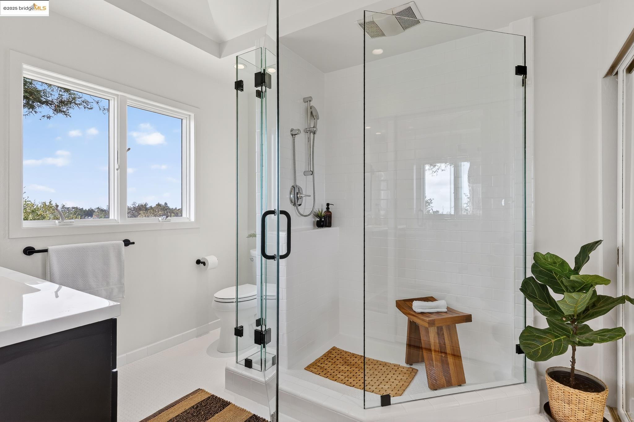 Detail Gallery Image 18 of 60 For 5973 Rincon Dr, Oakland,  CA 94611 - 3 Beds | 2/1 Baths