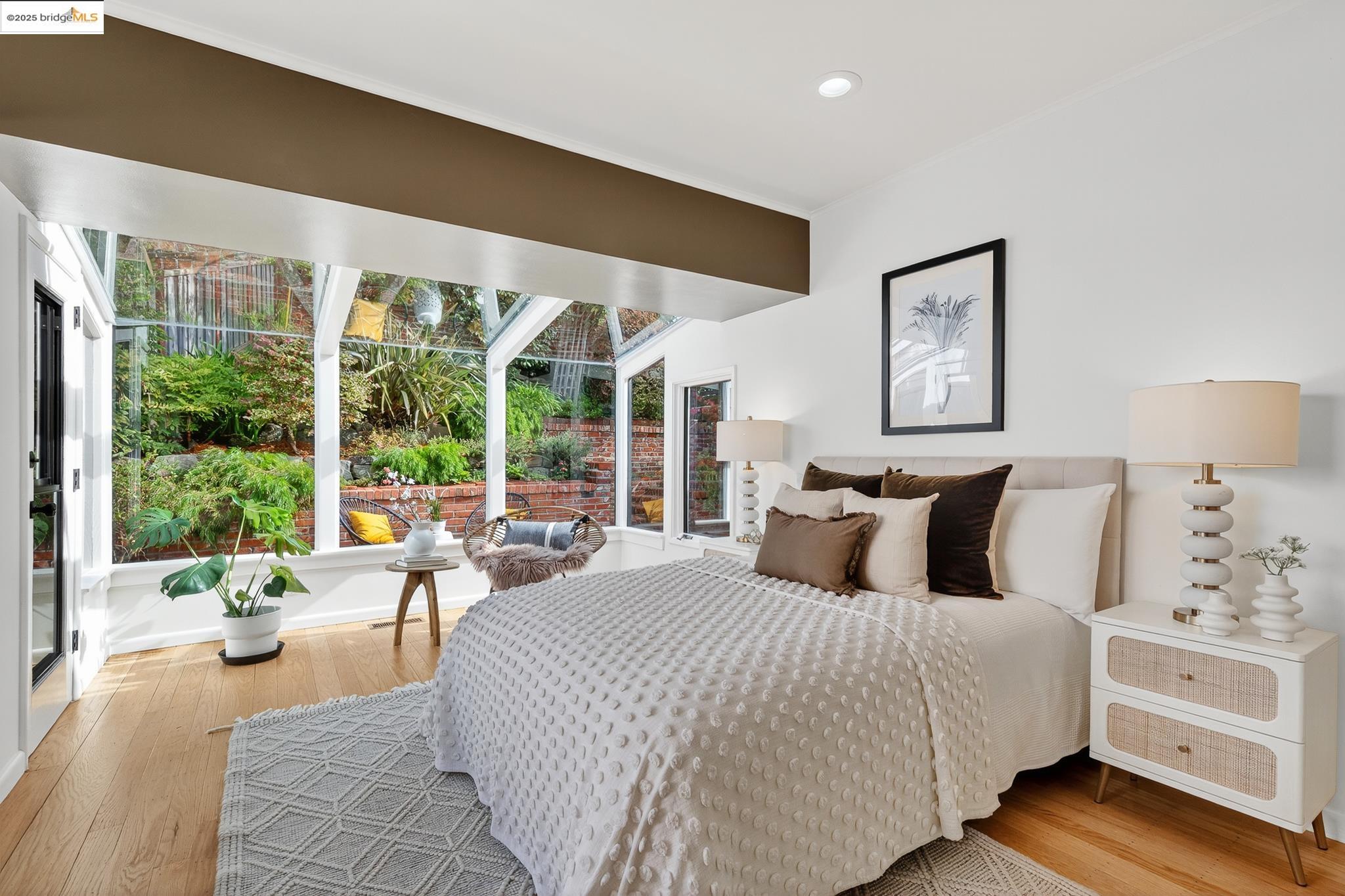 Detail Gallery Image 19 of 60 For 5973 Rincon Dr, Oakland,  CA 94611 - 3 Beds | 2/1 Baths