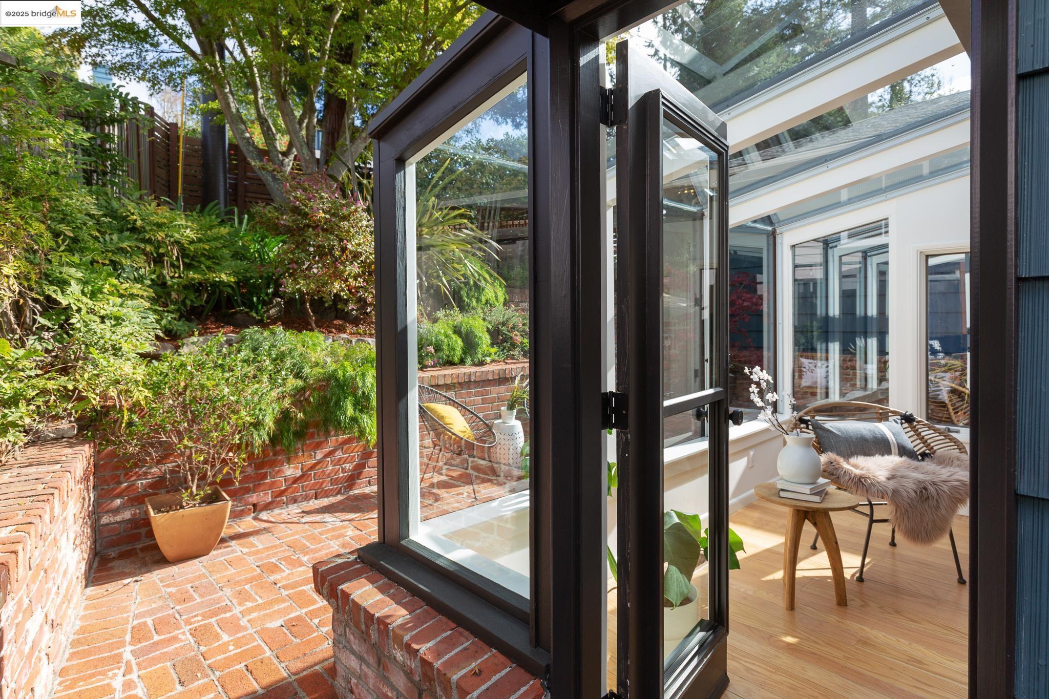 Detail Gallery Image 21 of 60 For 5973 Rincon Dr, Oakland,  CA 94611 - 3 Beds | 2/1 Baths