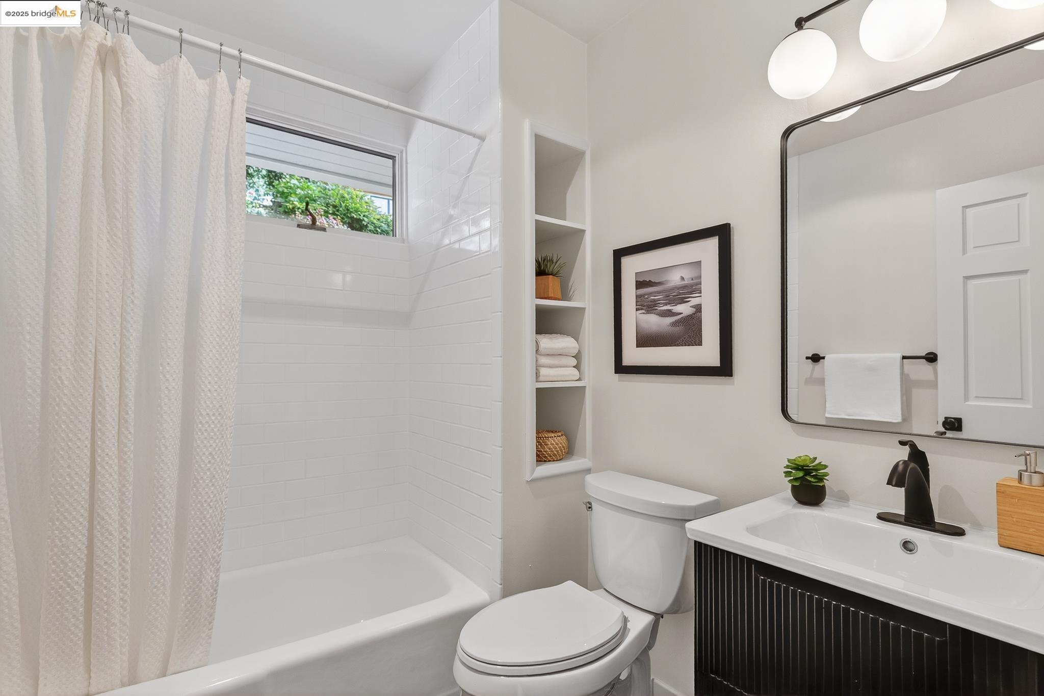 Detail Gallery Image 25 of 60 For 5973 Rincon Dr, Oakland,  CA 94611 - 3 Beds | 2/1 Baths