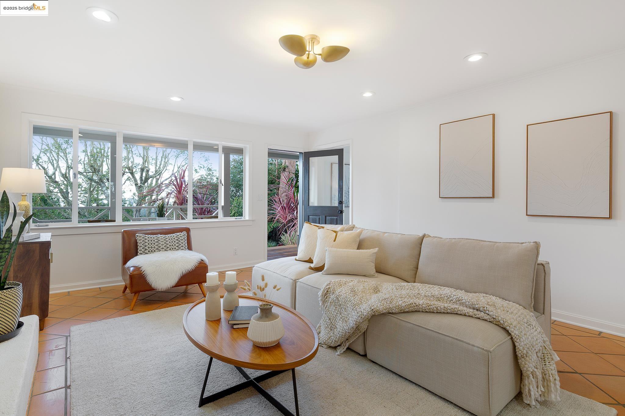 Detail Gallery Image 28 of 60 For 5973 Rincon Dr, Oakland,  CA 94611 - 3 Beds | 2/1 Baths