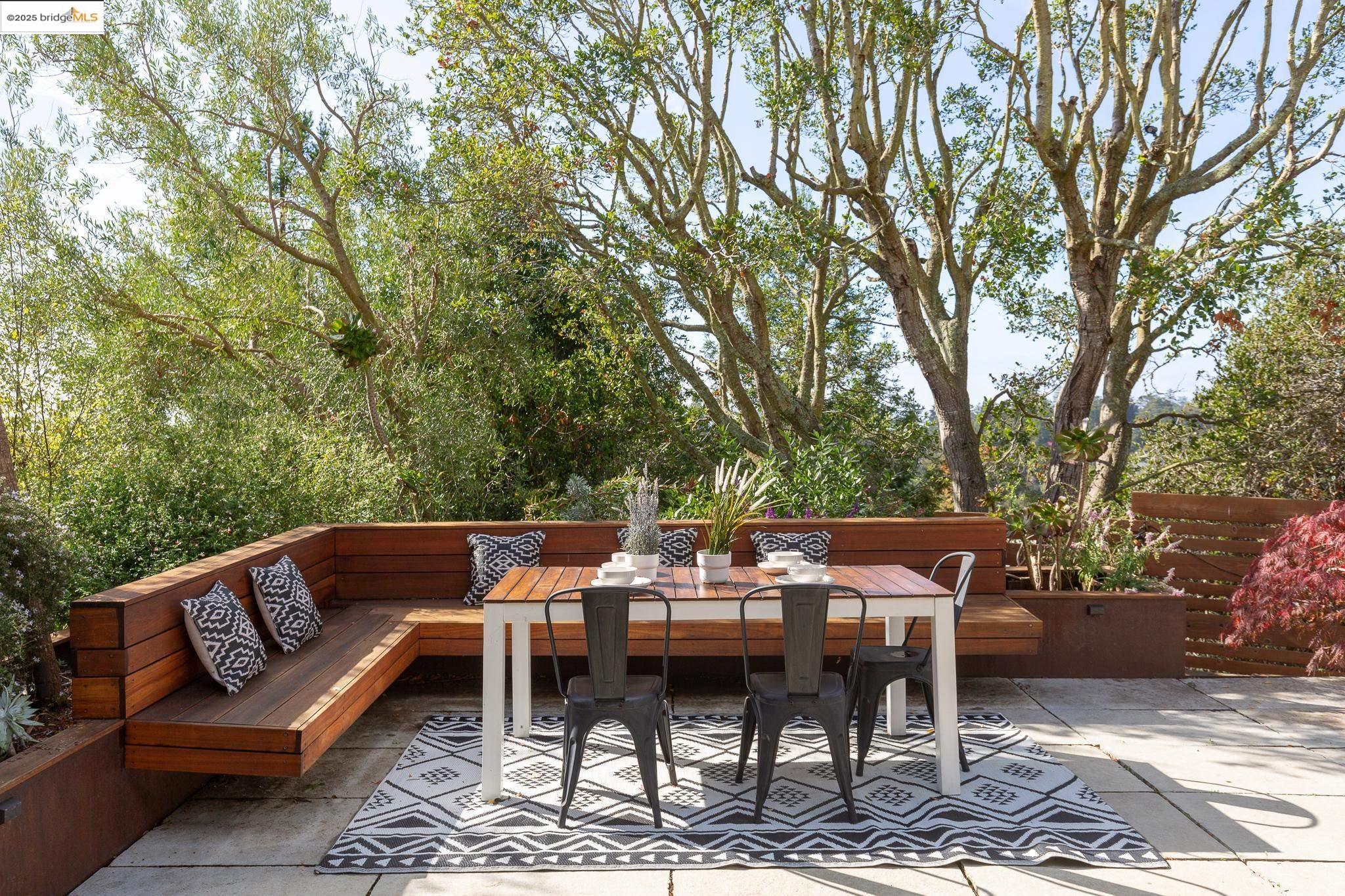 Detail Gallery Image 34 of 60 For 5973 Rincon Dr, Oakland,  CA 94611 - 3 Beds | 2/1 Baths