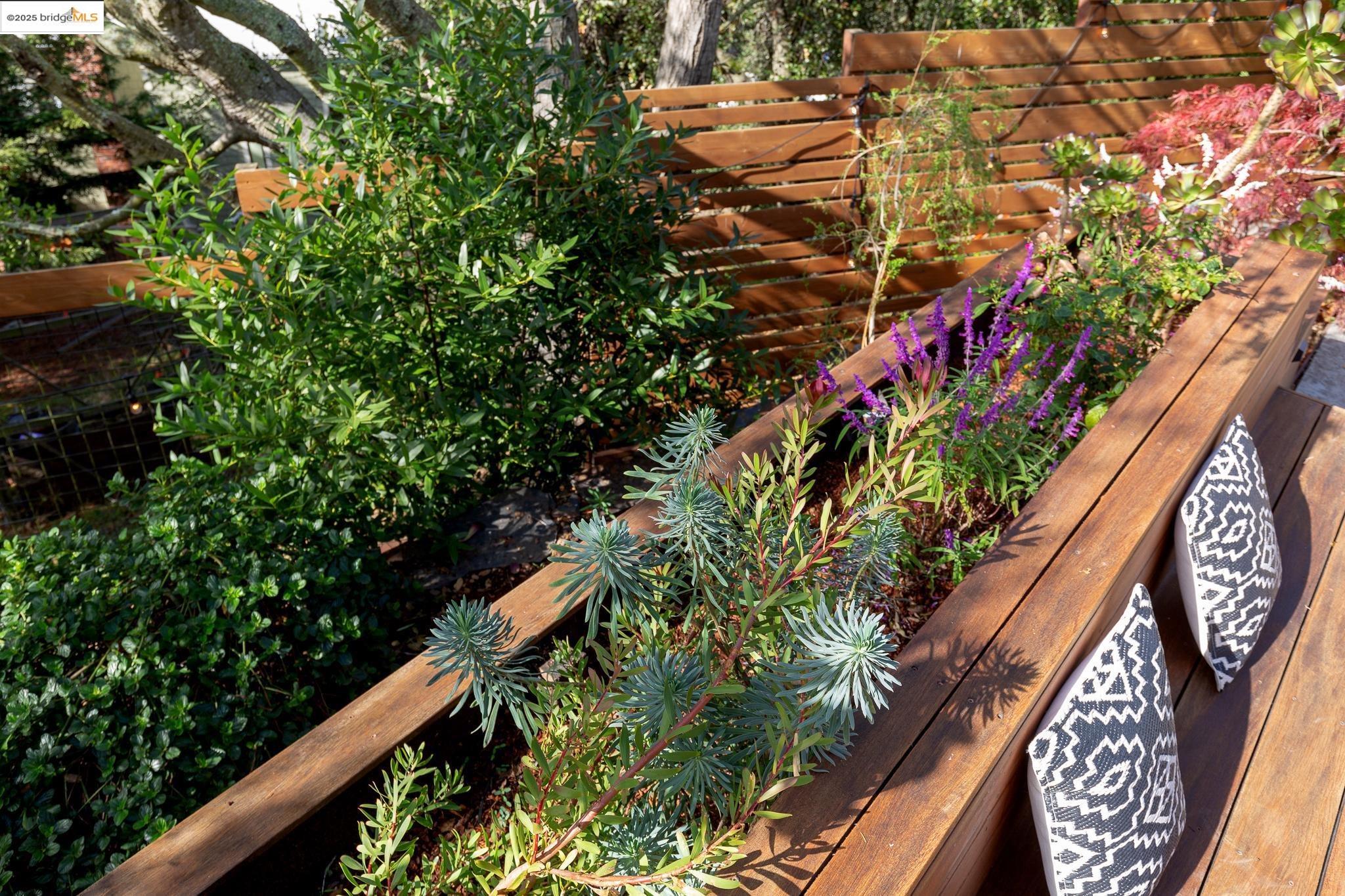 Detail Gallery Image 35 of 60 For 5973 Rincon Dr, Oakland,  CA 94611 - 3 Beds | 2/1 Baths