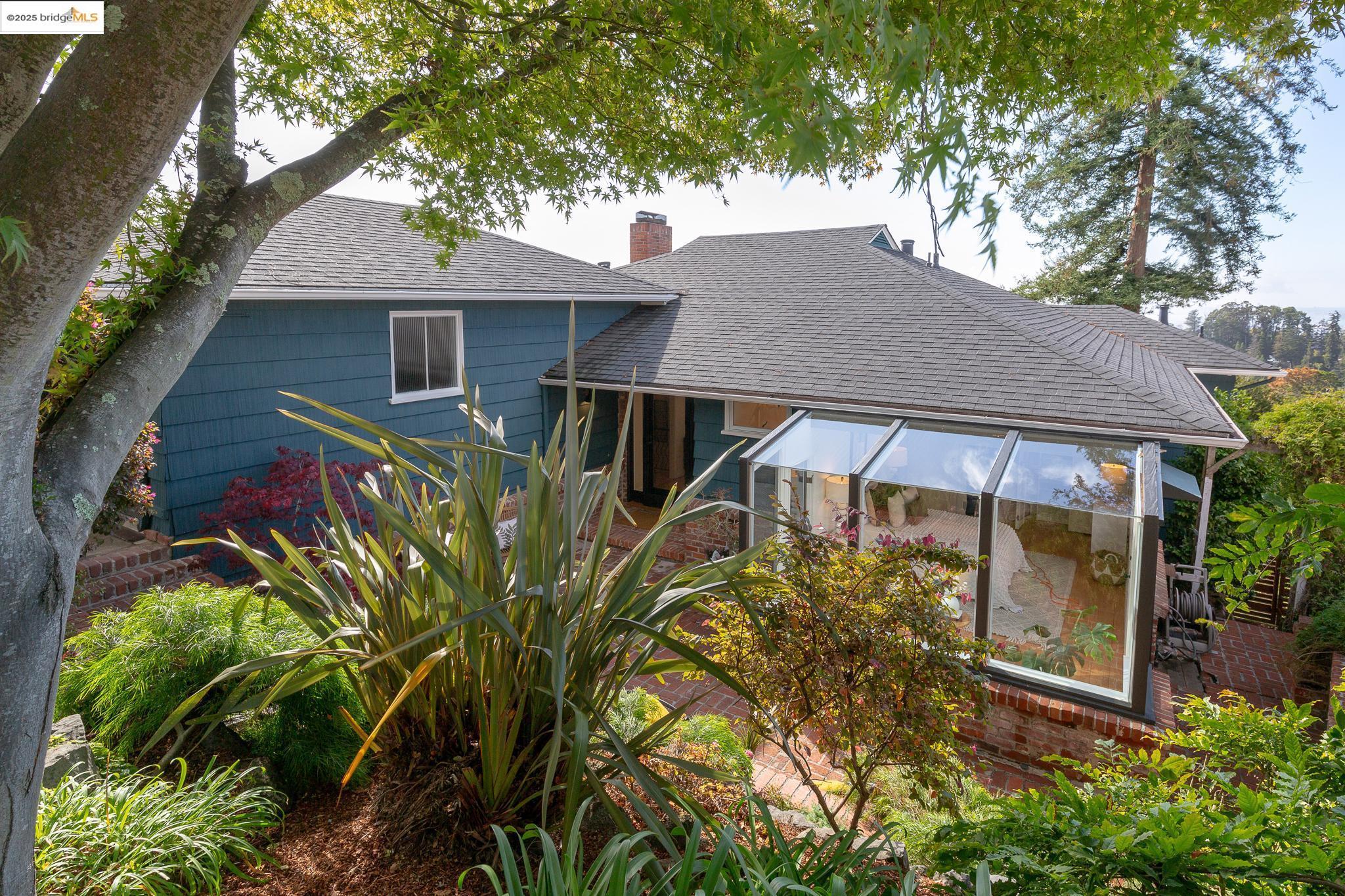 Detail Gallery Image 45 of 60 For 5973 Rincon Dr, Oakland,  CA 94611 - 3 Beds | 2/1 Baths