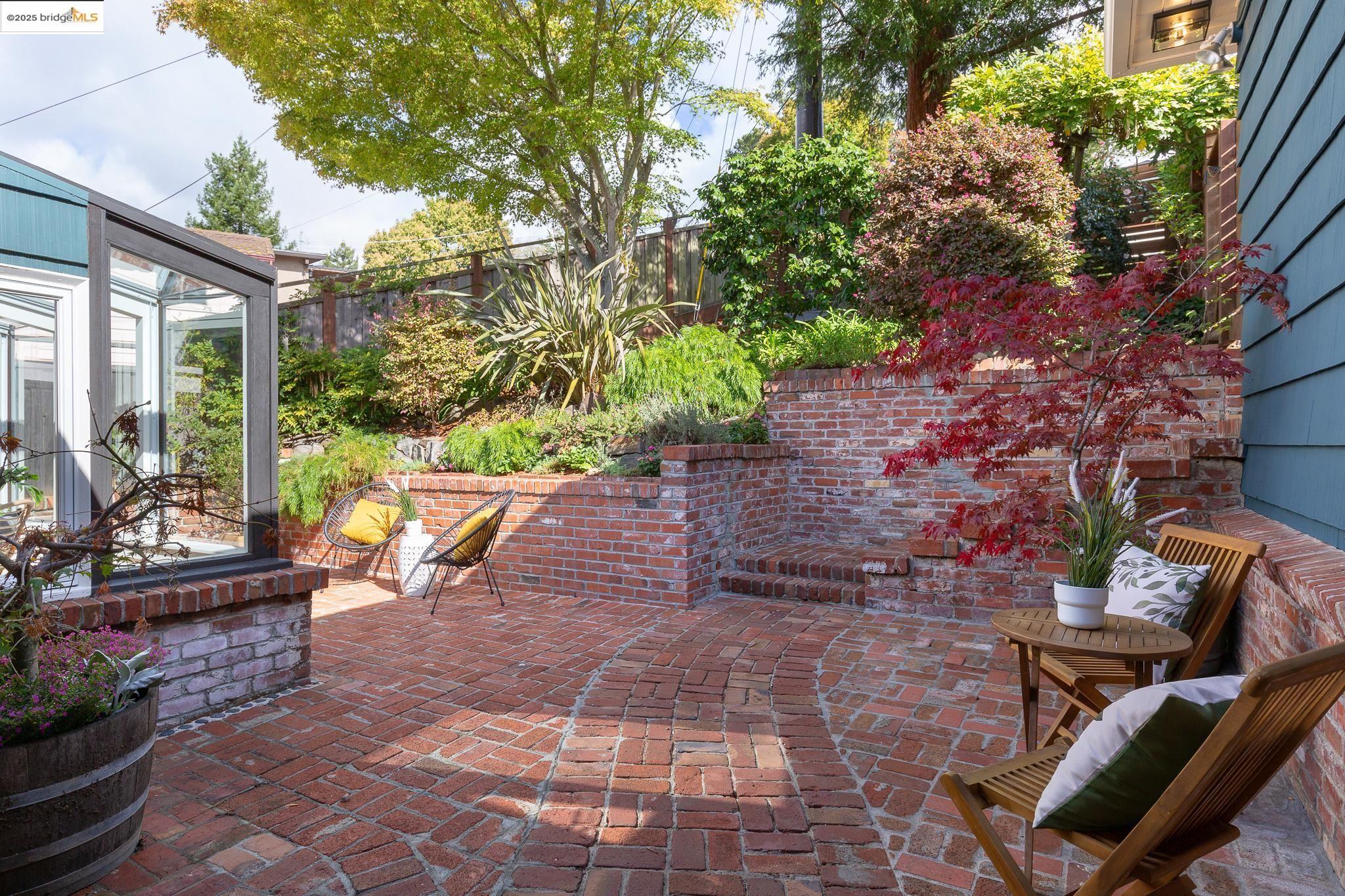 Detail Gallery Image 46 of 60 For 5973 Rincon Dr, Oakland,  CA 94611 - 3 Beds | 2/1 Baths