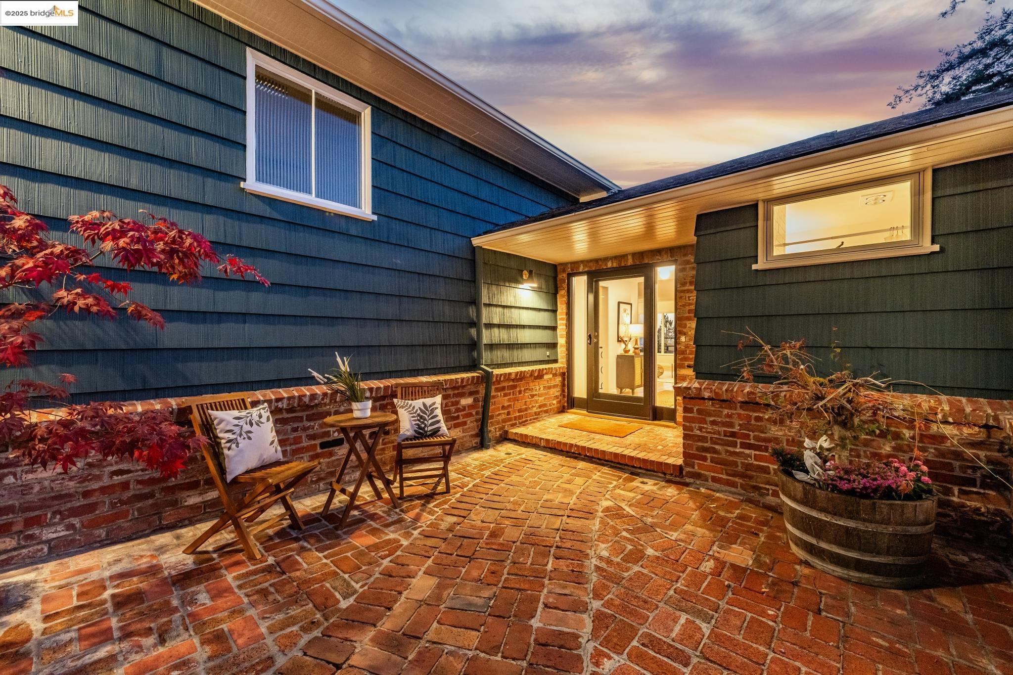 Detail Gallery Image 49 of 60 For 5973 Rincon Dr, Oakland,  CA 94611 - 3 Beds | 2/1 Baths