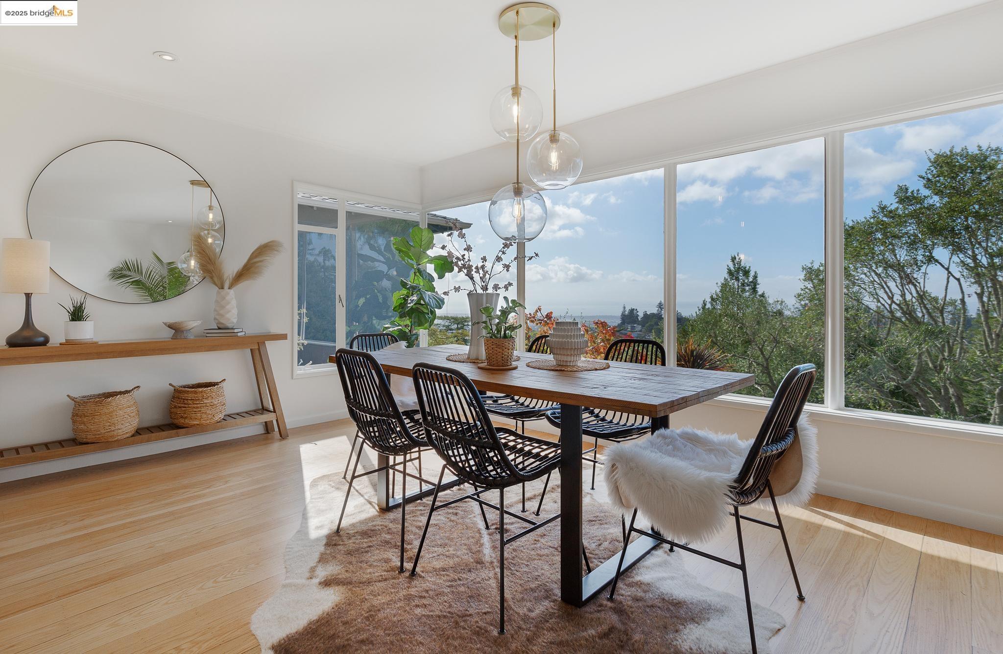 Detail Gallery Image 8 of 60 For 5973 Rincon Dr, Oakland,  CA 94611 - 3 Beds | 2/1 Baths