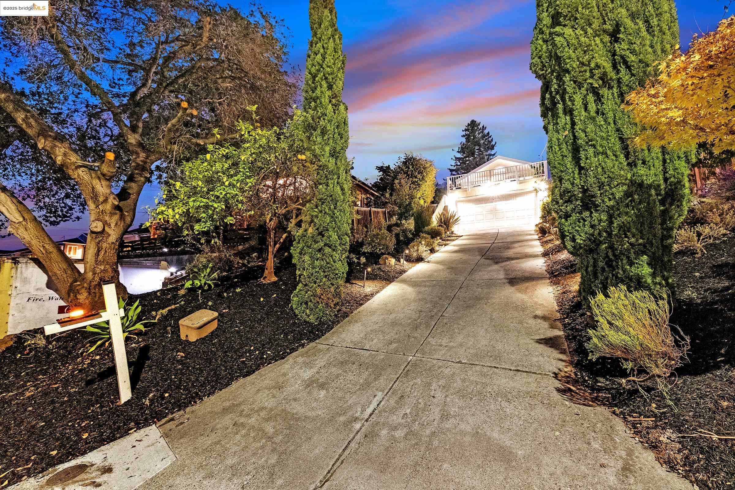 Detail Gallery Image 2 of 49 For 7554 Sunkist Dr, Oakland,  CA 94605 - 3 Beds | 2 Baths