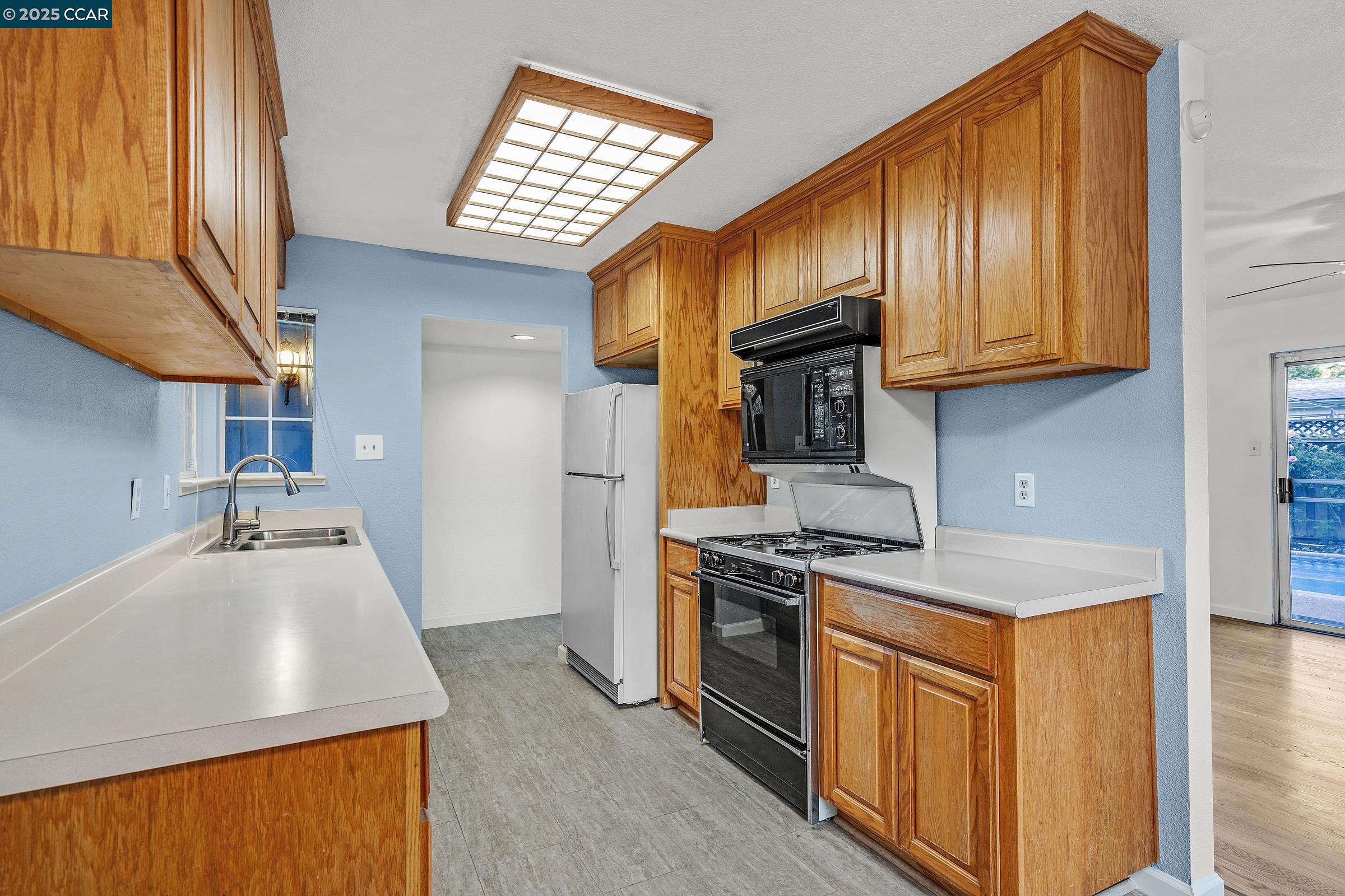 Detail Gallery Image 9 of 29 For 1850 William Way, Concord,  CA 94520 - 3 Beds | 2 Baths