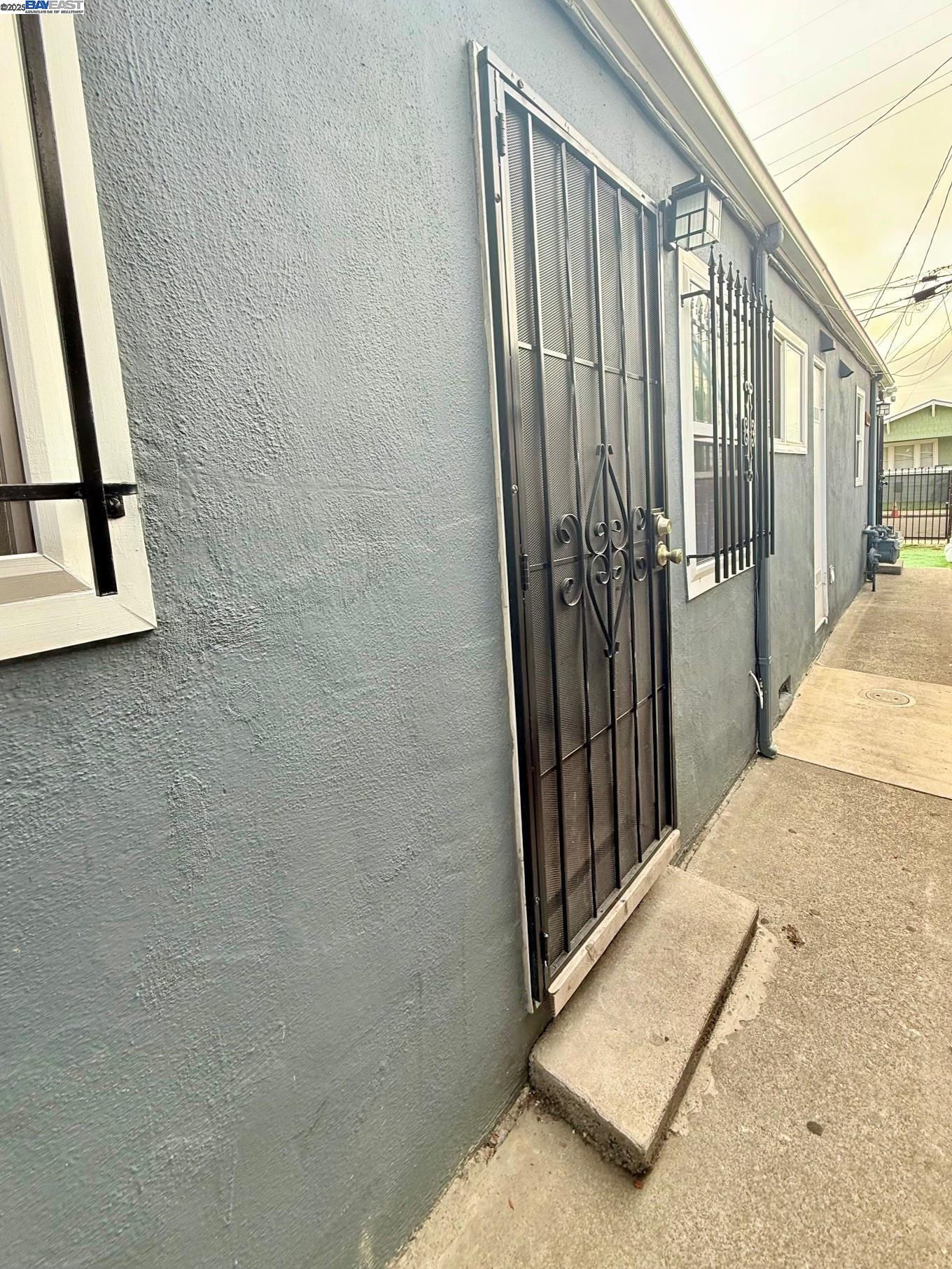 Detail Gallery Image 2 of 13 For 10600 Pippin St, Oakland,  CA 94603 - 3 Beds | 2 Baths