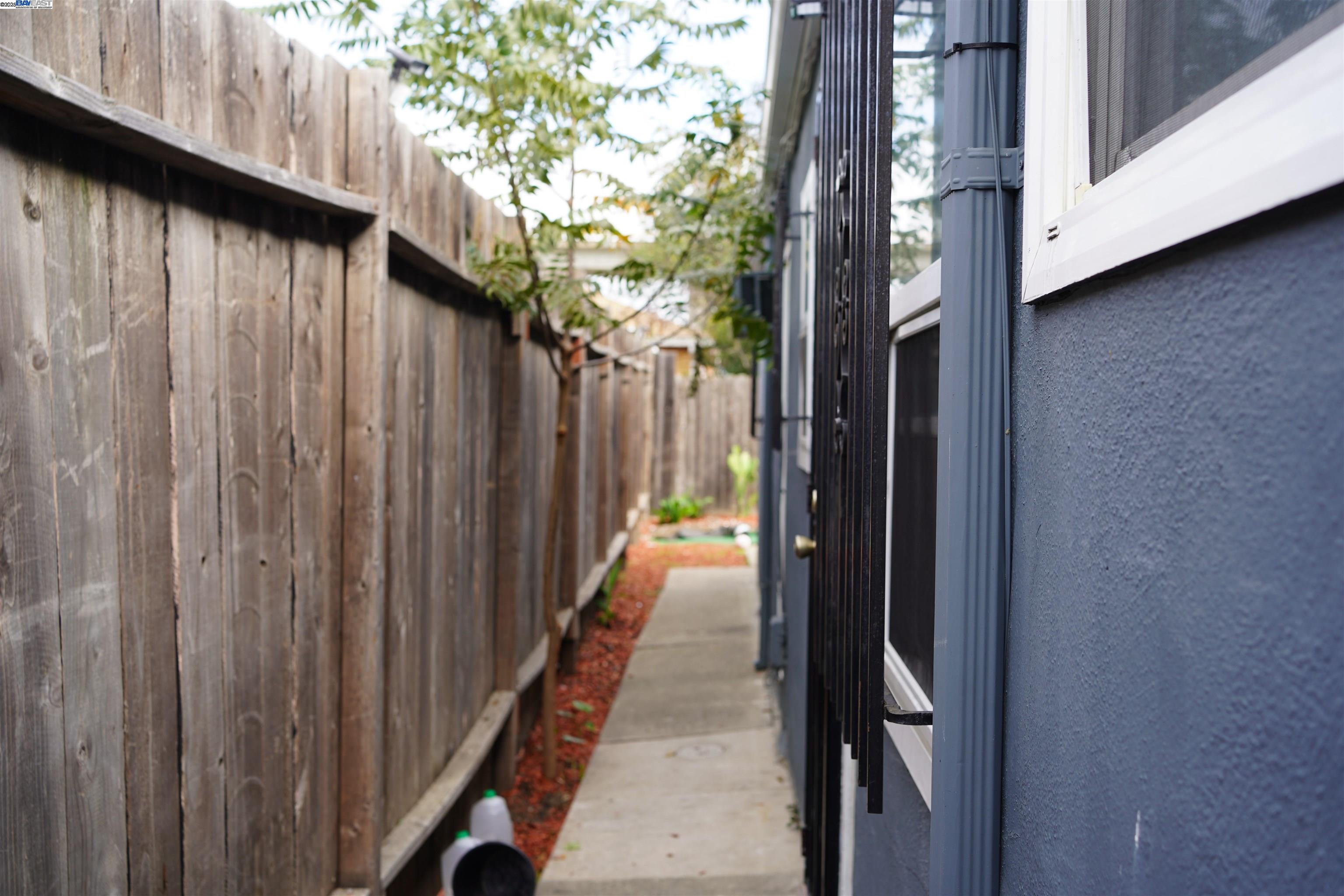 Detail Gallery Image 11 of 13 For 10600 Pippin St, Oakland,  CA 94603 - 3 Beds | 2 Baths