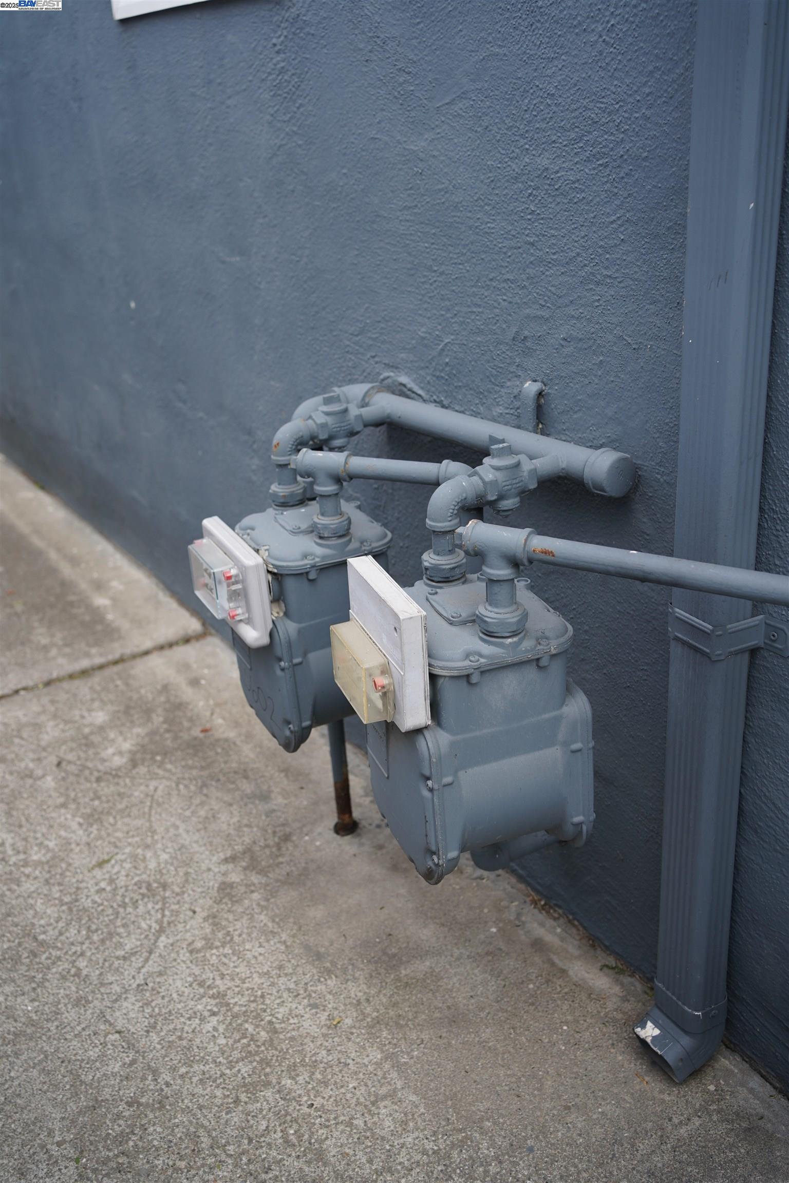 Detail Gallery Image 12 of 13 For 10600 Pippin St, Oakland,  CA 94603 - 3 Beds | 2 Baths