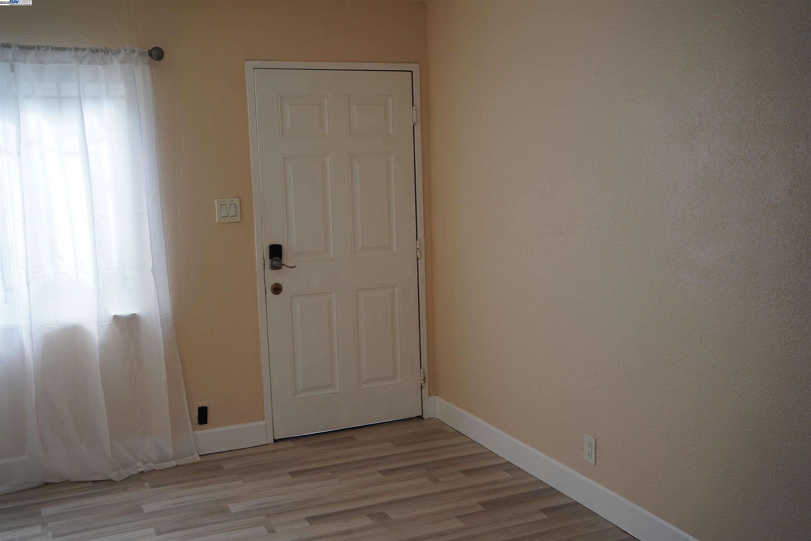 Detail Gallery Image 3 of 13 For 10600 Pippin St, Oakland,  CA 94603 - 3 Beds | 2 Baths