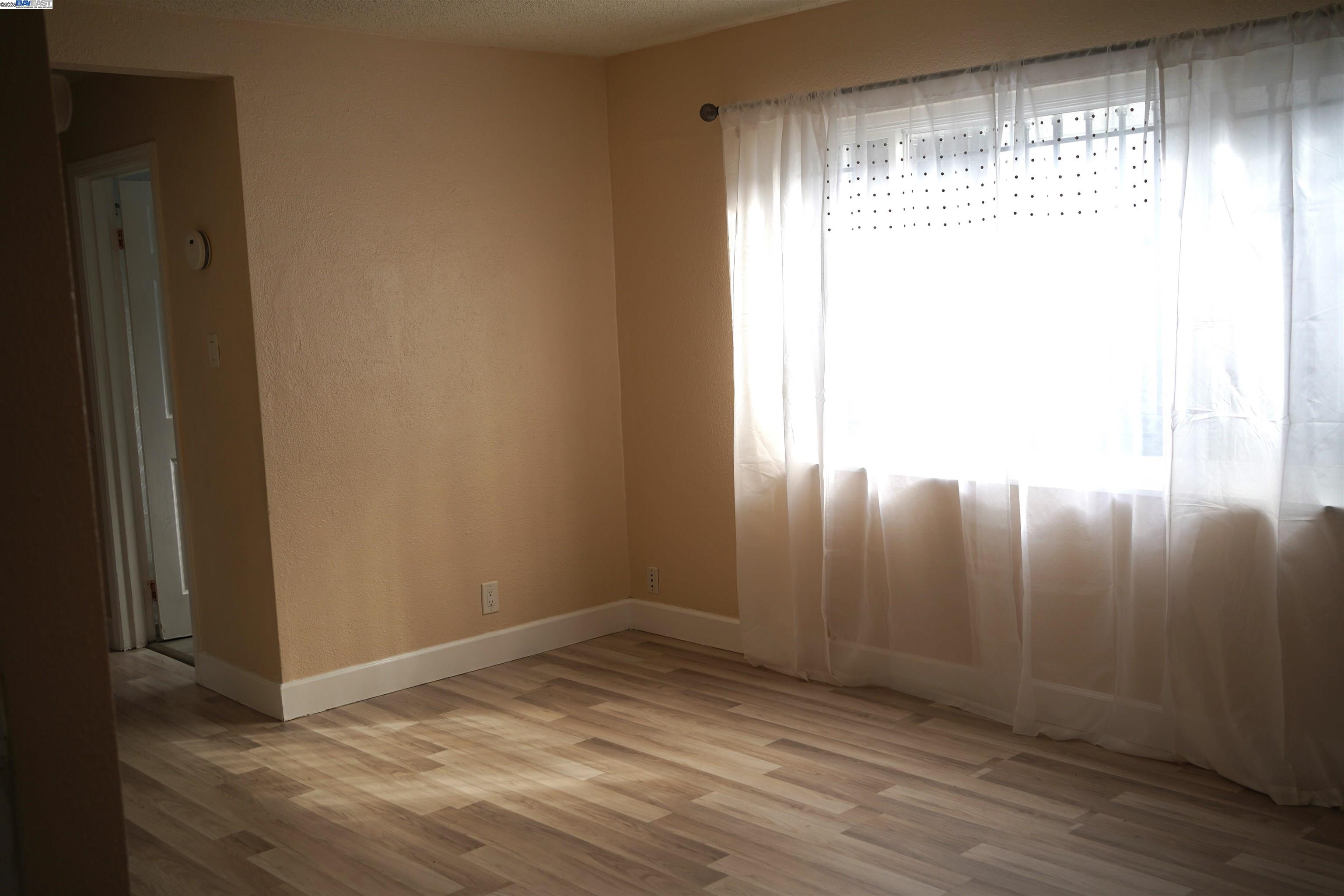 Detail Gallery Image 5 of 13 For 10600 Pippin St, Oakland,  CA 94603 - 3 Beds | 2 Baths