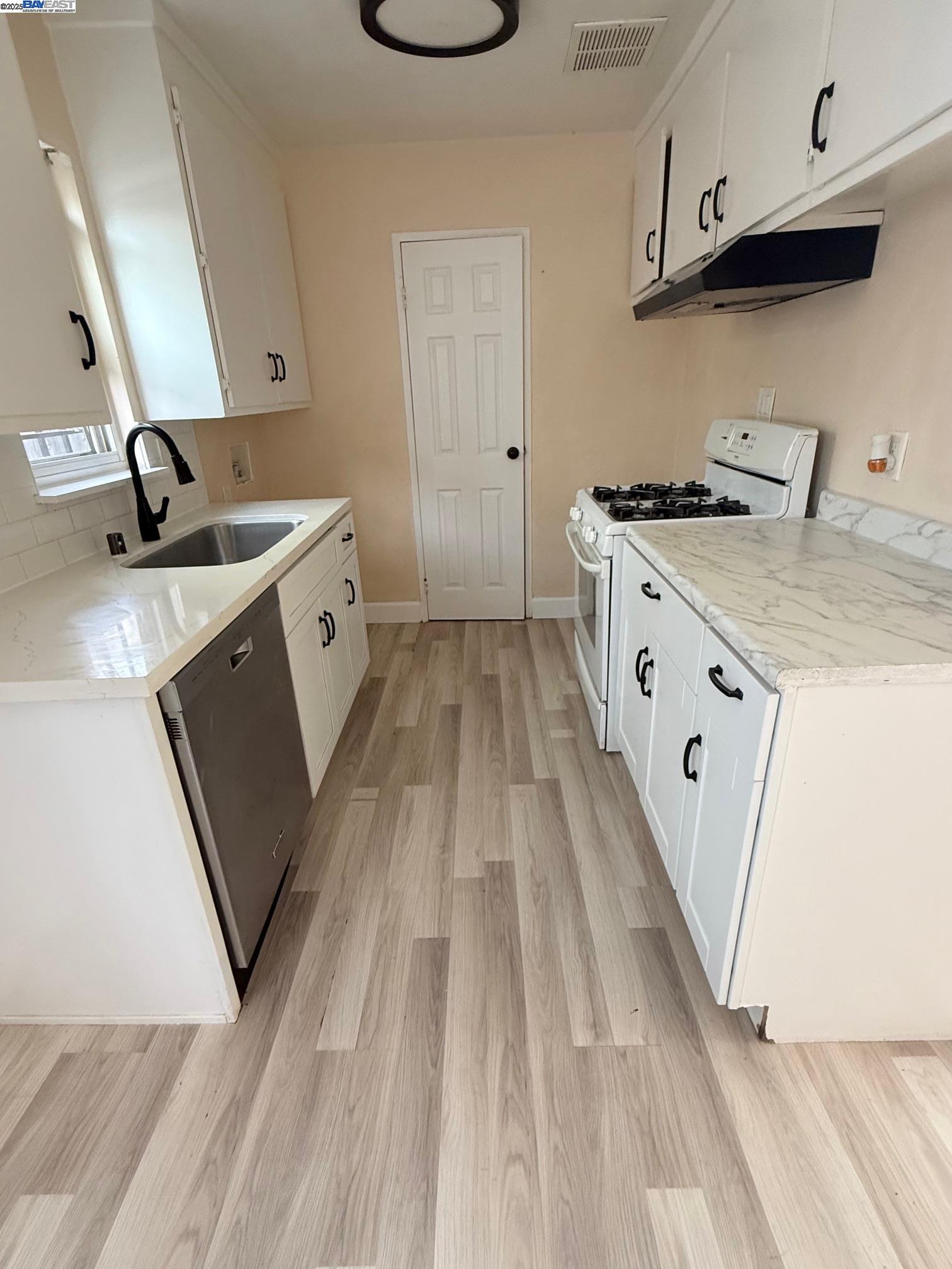 Detail Gallery Image 8 of 13 For 10600 Pippin St, Oakland,  CA 94603 - 3 Beds | 2 Baths