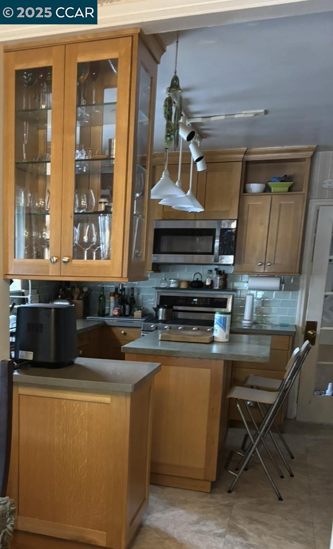 Detail Gallery Image 4 of 22 For 500 Pershing Drive, San Leandro,  CA 94577 - 3 Beds | 1/1 Baths