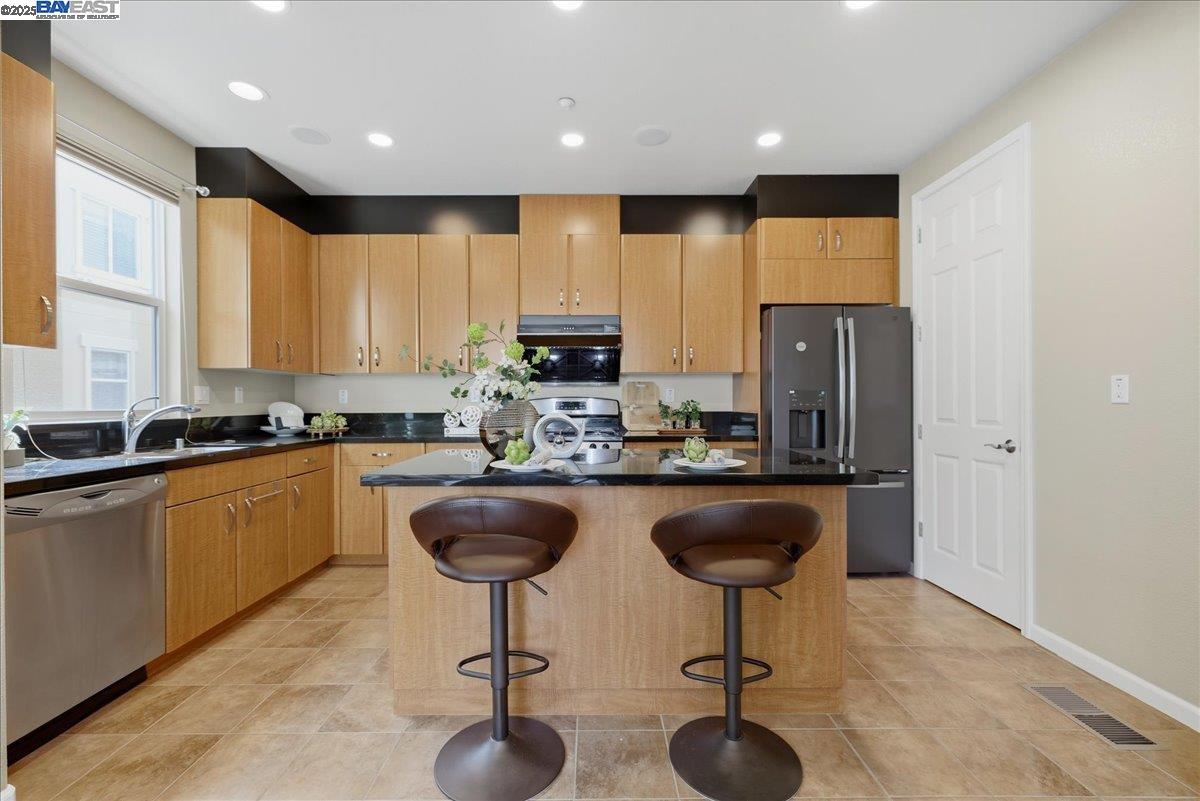 Detail Gallery Image 16 of 58 For 6586 Sierra Ln, Dublin,  CA 94568 - 3 Beds | 2/1 Baths