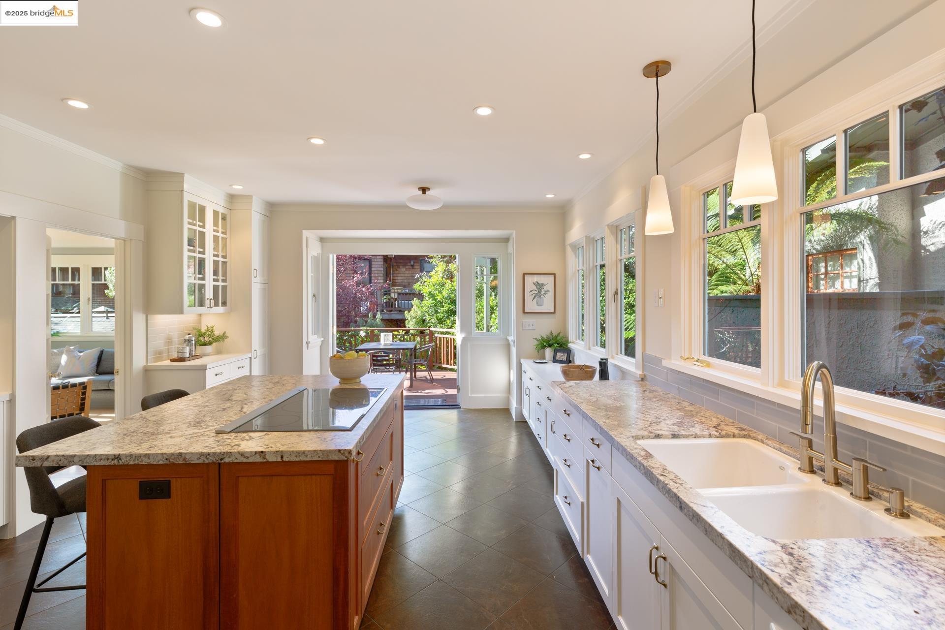 Detail Gallery Image 19 of 57 For 2964 Magnolia St, Berkeley,  CA 94705 - 4 Beds | 3/1 Baths