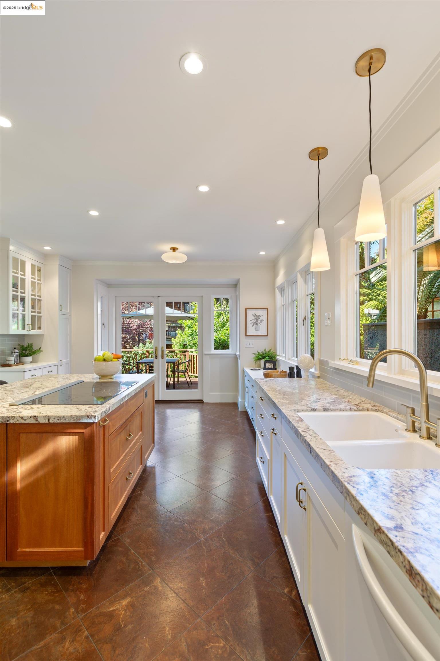 Detail Gallery Image 20 of 57 For 2964 Magnolia St, Berkeley,  CA 94705 - 4 Beds | 3/1 Baths