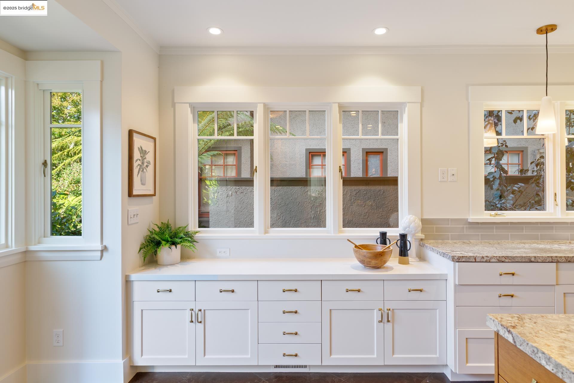 Detail Gallery Image 26 of 57 For 2964 Magnolia St, Berkeley,  CA 94705 - 4 Beds | 3/1 Baths