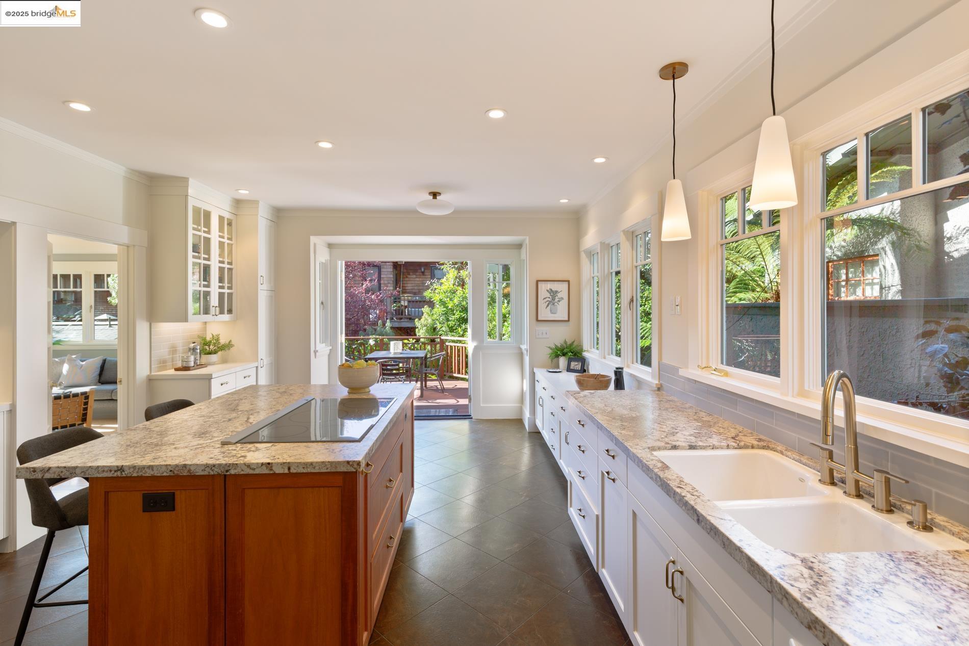 Detail Gallery Image 8 of 57 For 2964 Magnolia St, Berkeley,  CA 94705 - 4 Beds | 3/1 Baths