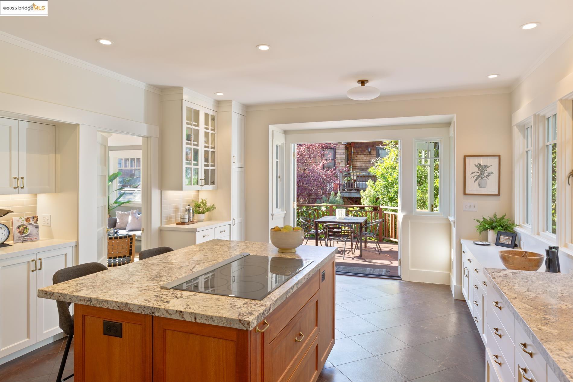 Detail Gallery Image 9 of 57 For 2964 Magnolia St, Berkeley,  CA 94705 - 4 Beds | 3/1 Baths