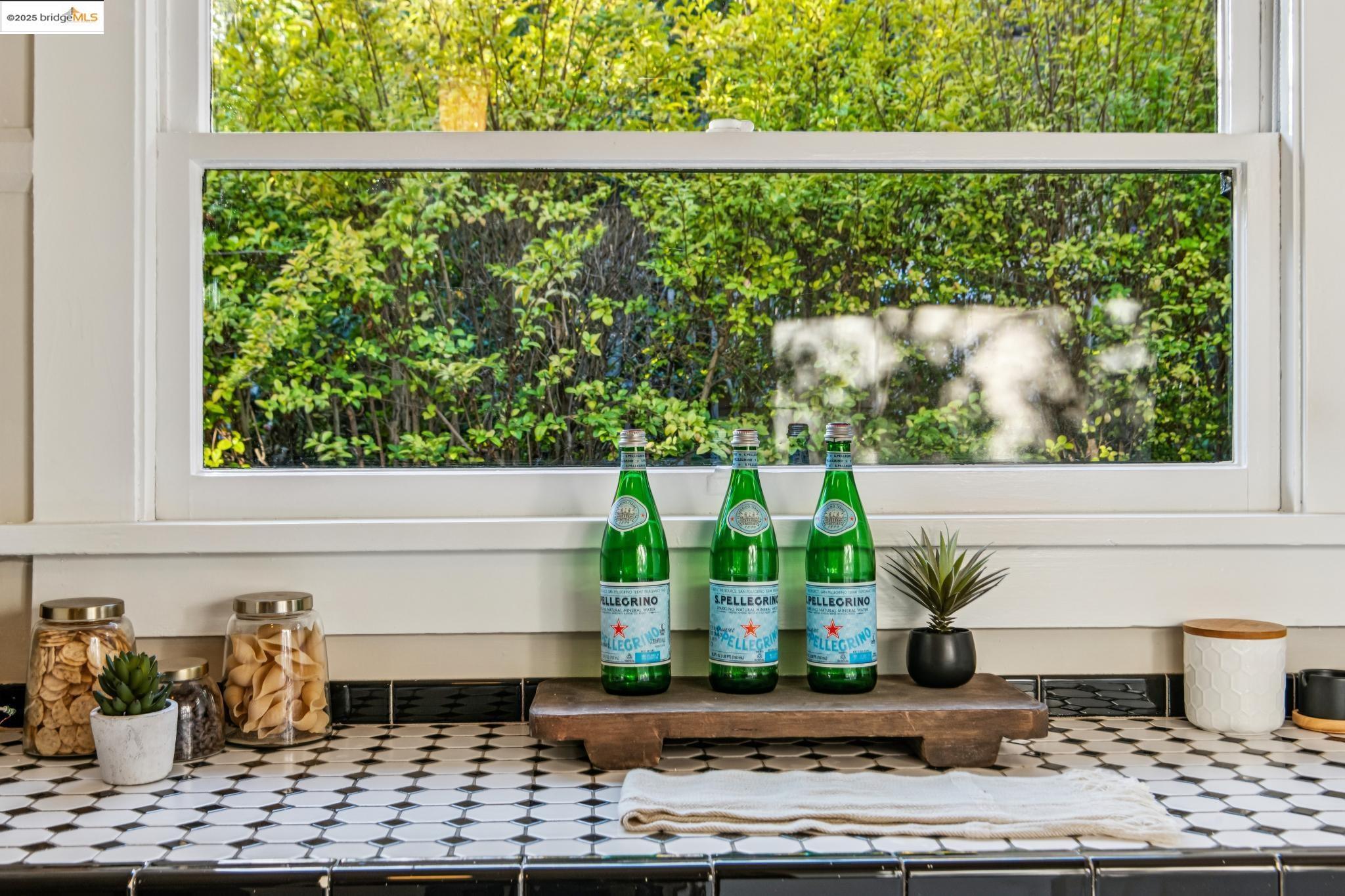 Detail Gallery Image 19 of 60 For 2636 Alcatraz Ave, Berkeley,  CA 94705 - 4 Beds | 3 Baths