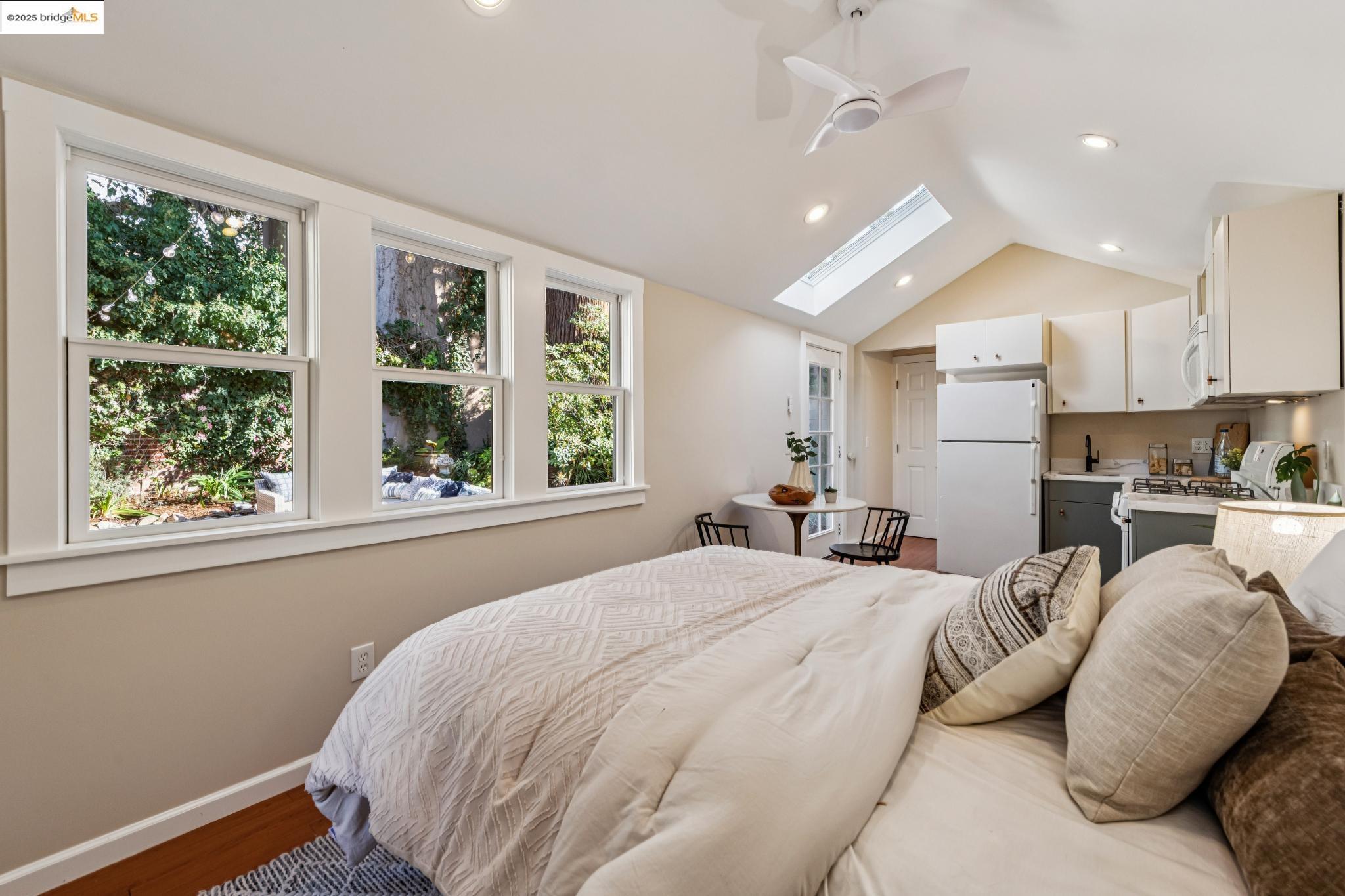 Detail Gallery Image 45 of 60 For 2636 Alcatraz Ave, Berkeley,  CA 94705 - 4 Beds | 3 Baths