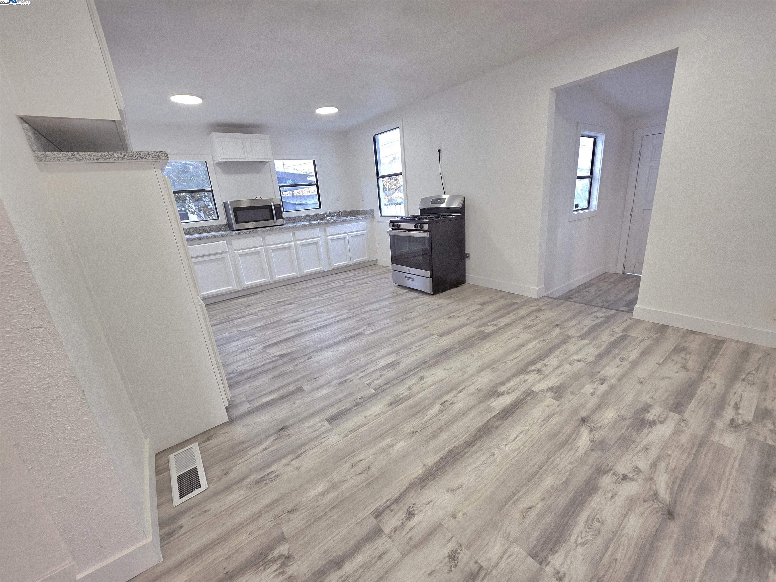 Detail Gallery Image 9 of 13 For 220 E Lodi Ave, Lodi,  CA 95240 - 4 Beds | 2/1 Baths