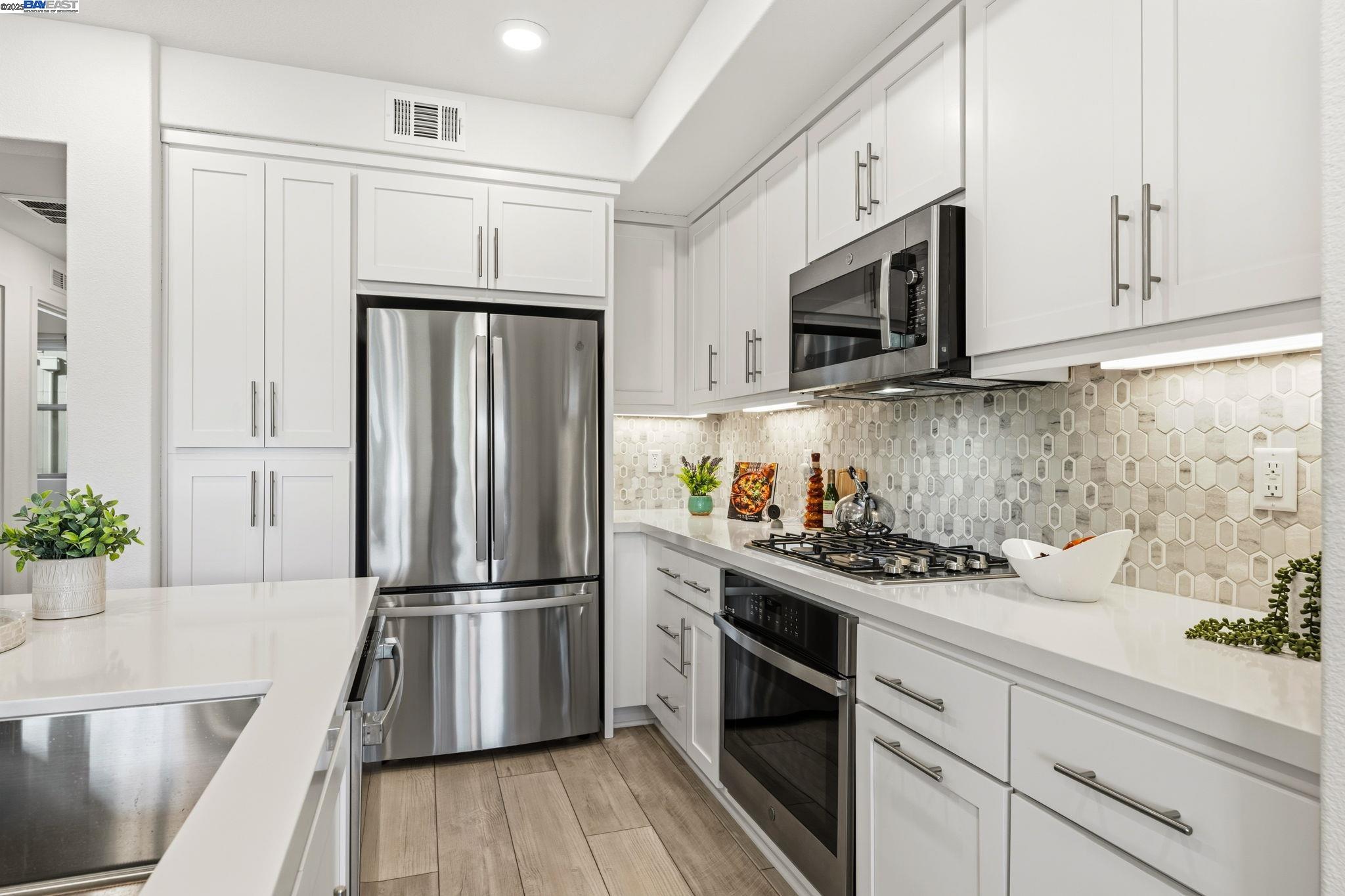 Detail Gallery Image 23 of 39 For 5581 Dublin Blvd, Dublin,  CA 94568 - 3 Beds | 3 Baths