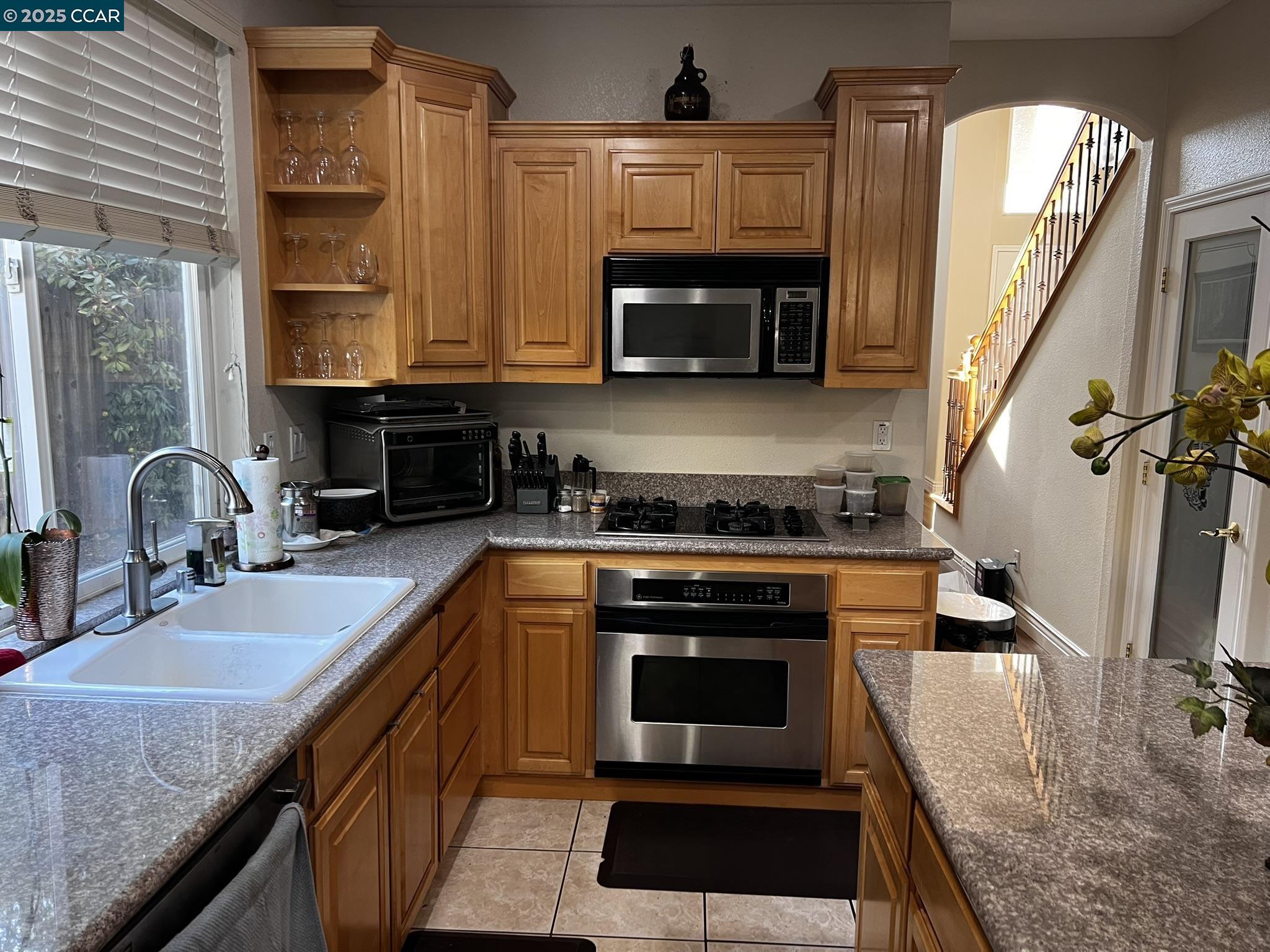 Detail Gallery Image 2 of 39 For 4045 Galenez Way, Antioch,  CA 94531 - 5 Beds | 3 Baths