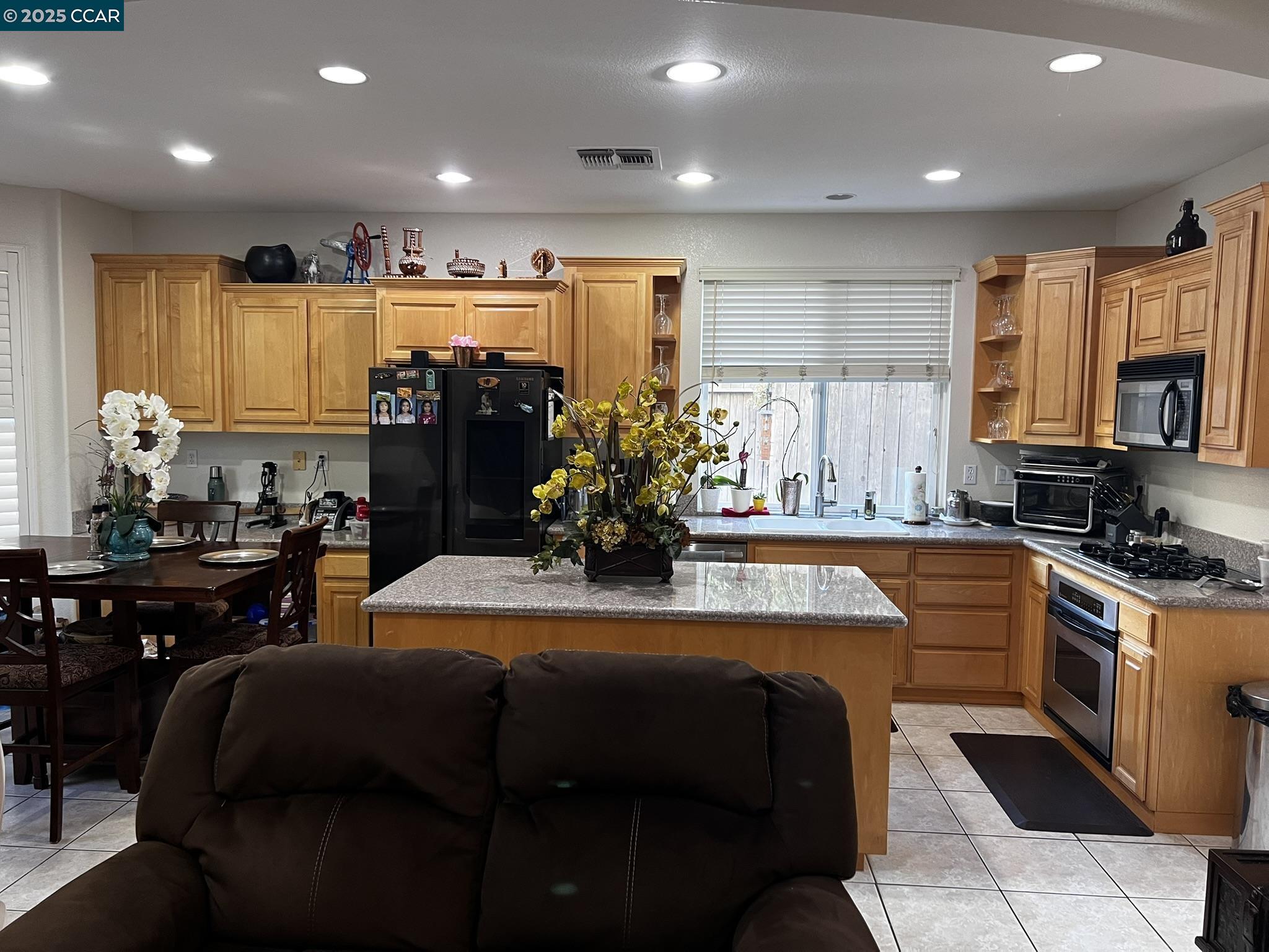 Detail Gallery Image 3 of 39 For 4045 Galenez Way, Antioch,  CA 94531 - 5 Beds | 3 Baths