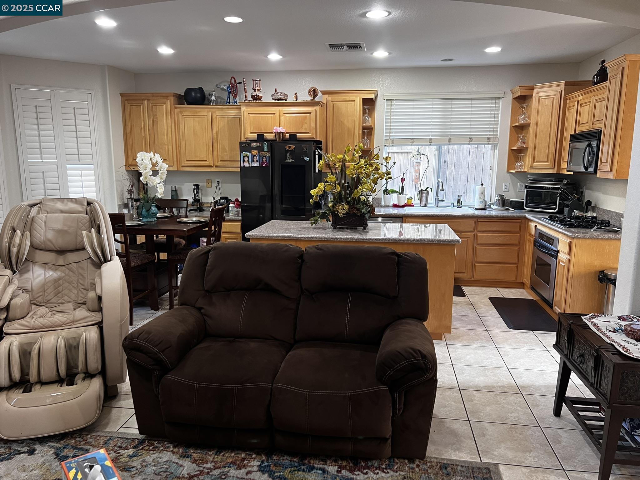 Detail Gallery Image 5 of 39 For 4045 Galenez Way, Antioch,  CA 94531 - 5 Beds | 3 Baths