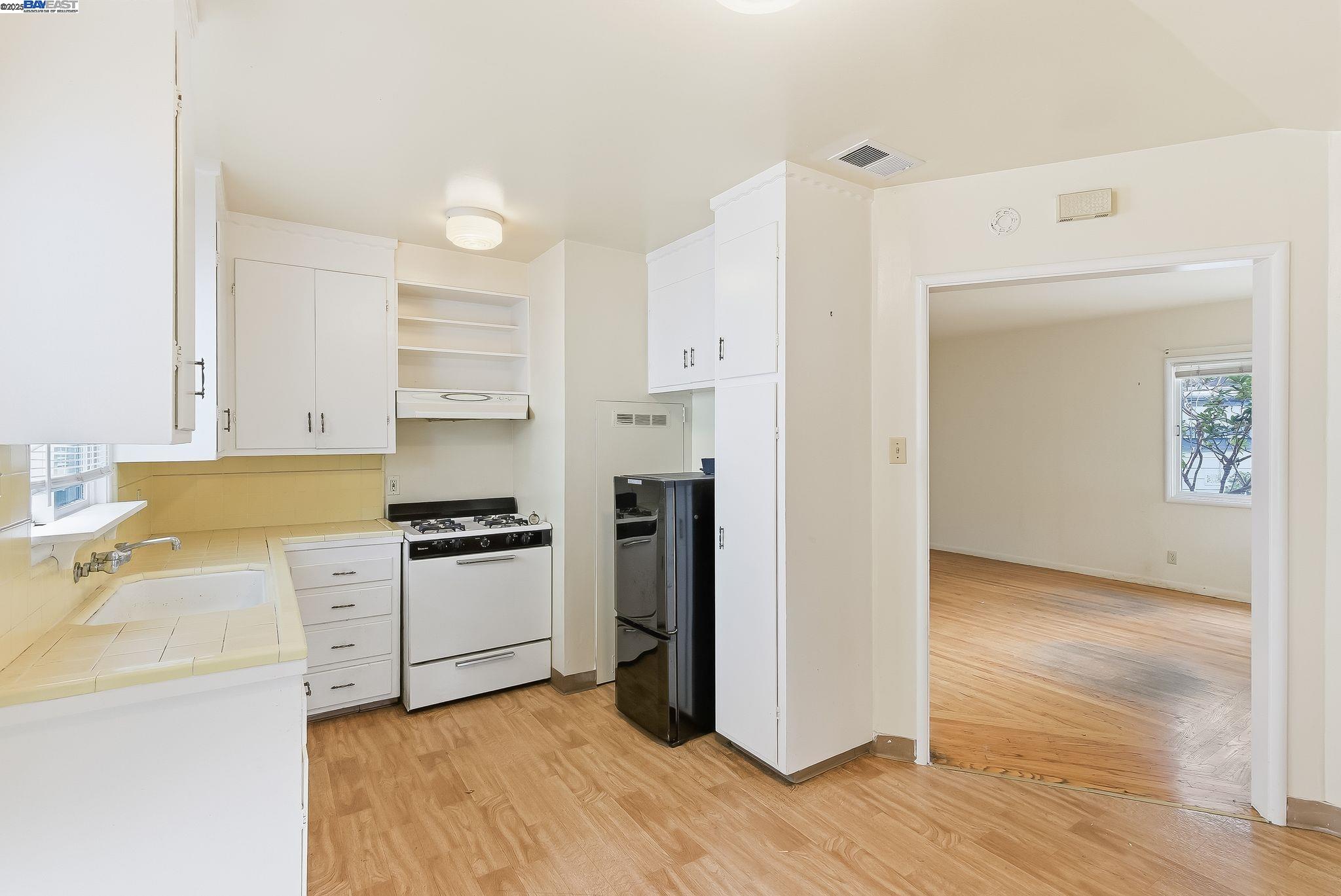 Detail Gallery Image 11 of 29 For 2133 Clinton Ave, Alameda,  CA 94501 - – Beds | – Baths