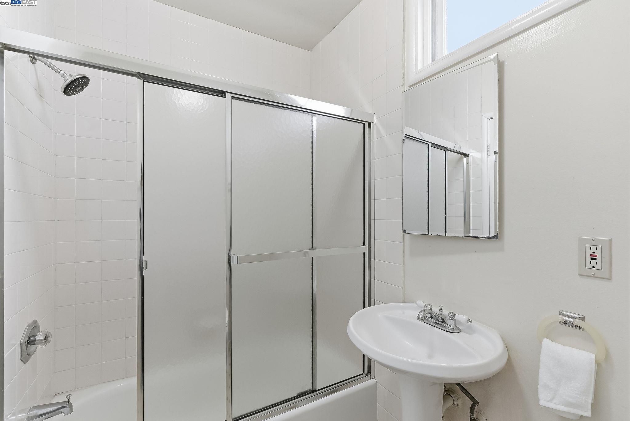 Detail Gallery Image 13 of 29 For 2133 Clinton Ave, Alameda,  CA 94501 - – Beds | – Baths