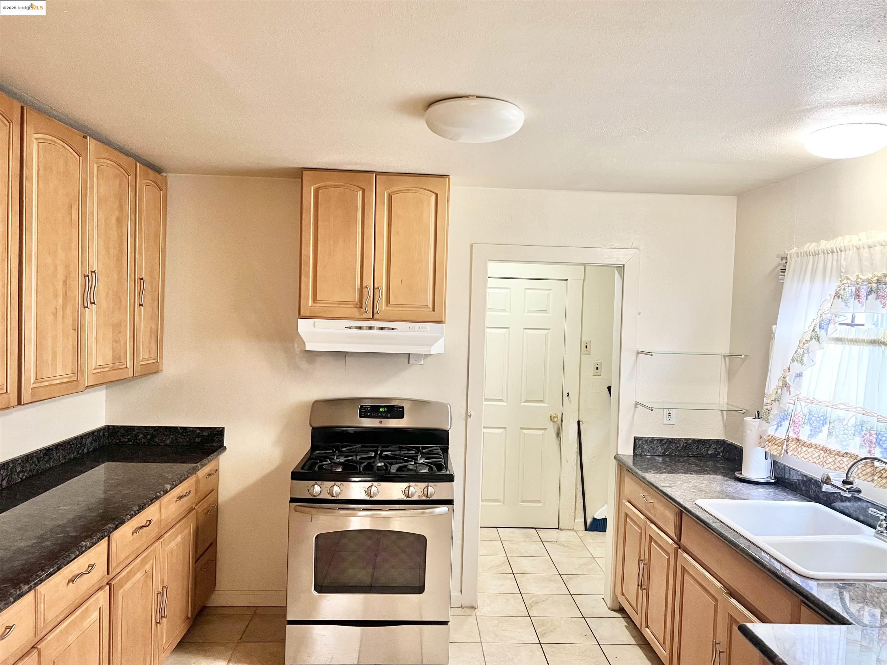 Detail Gallery Image 6 of 19 For 9719 Holly St, Oakland,  CA 94603 - 2 Beds | 1 Baths