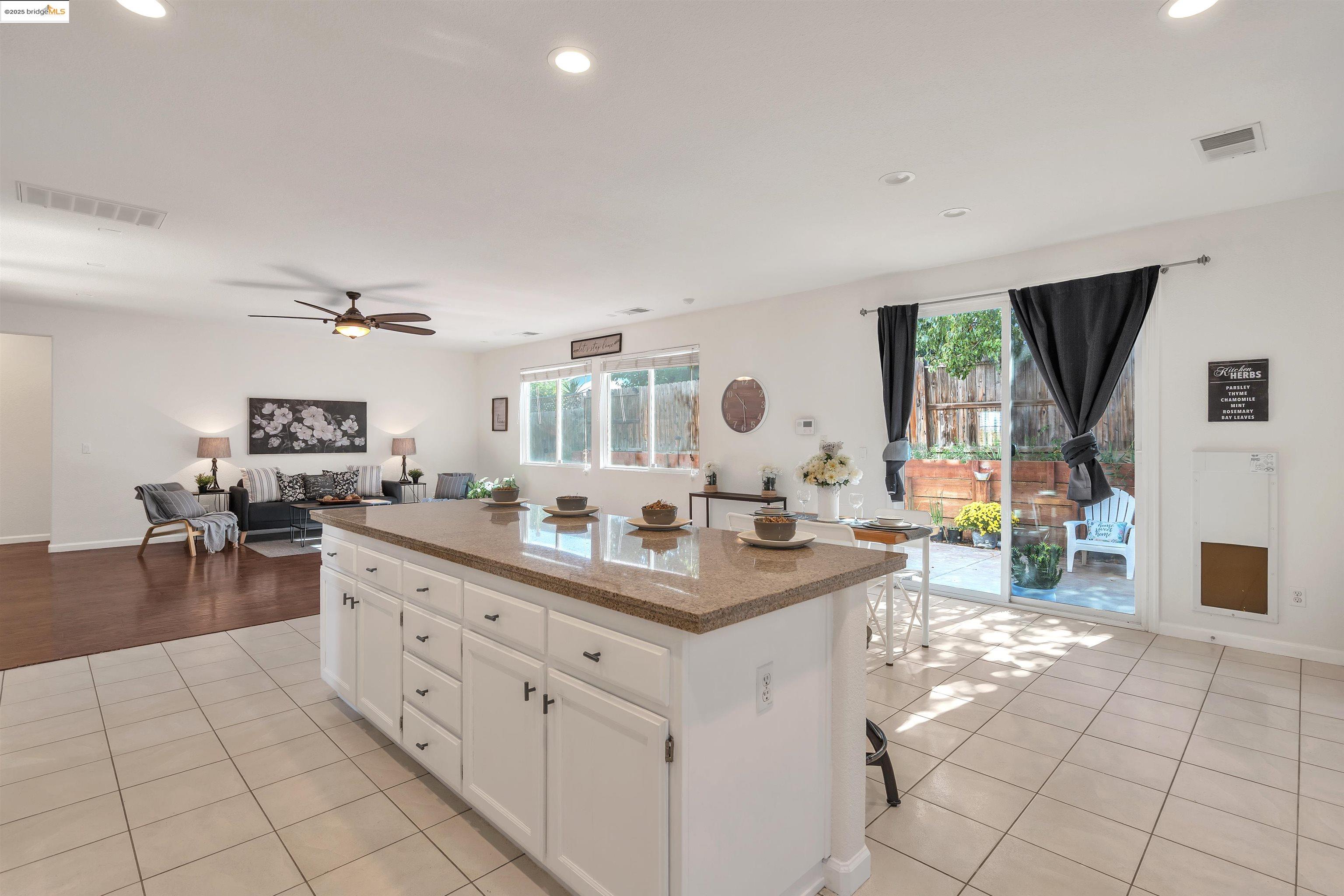 Detail Gallery Image 11 of 42 For 166 Rangewood Dr, Pittsburg,  CA 94565 - 6 Beds | 5 Baths