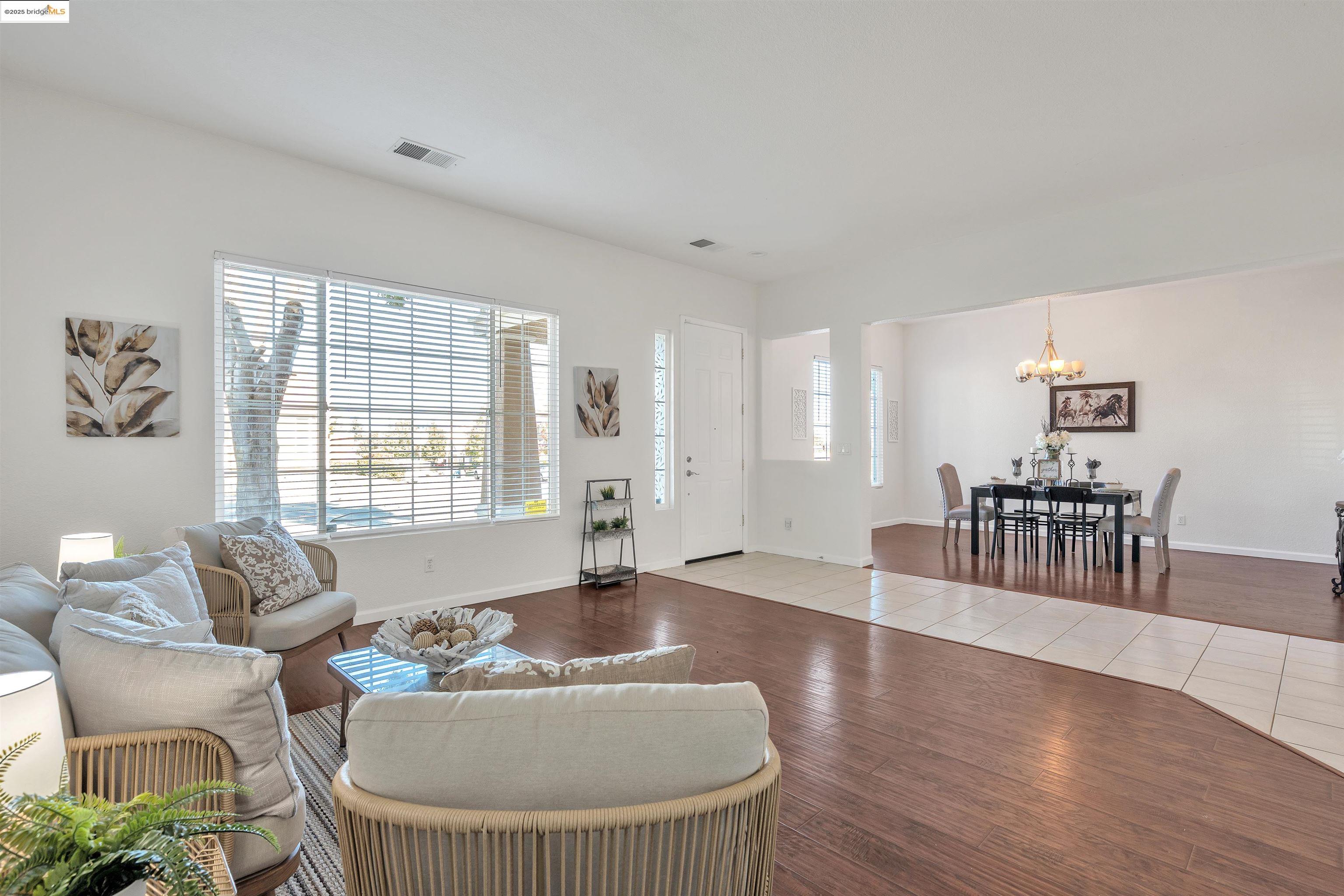 Detail Gallery Image 4 of 42 For 166 Rangewood Dr, Pittsburg,  CA 94565 - 6 Beds | 5 Baths