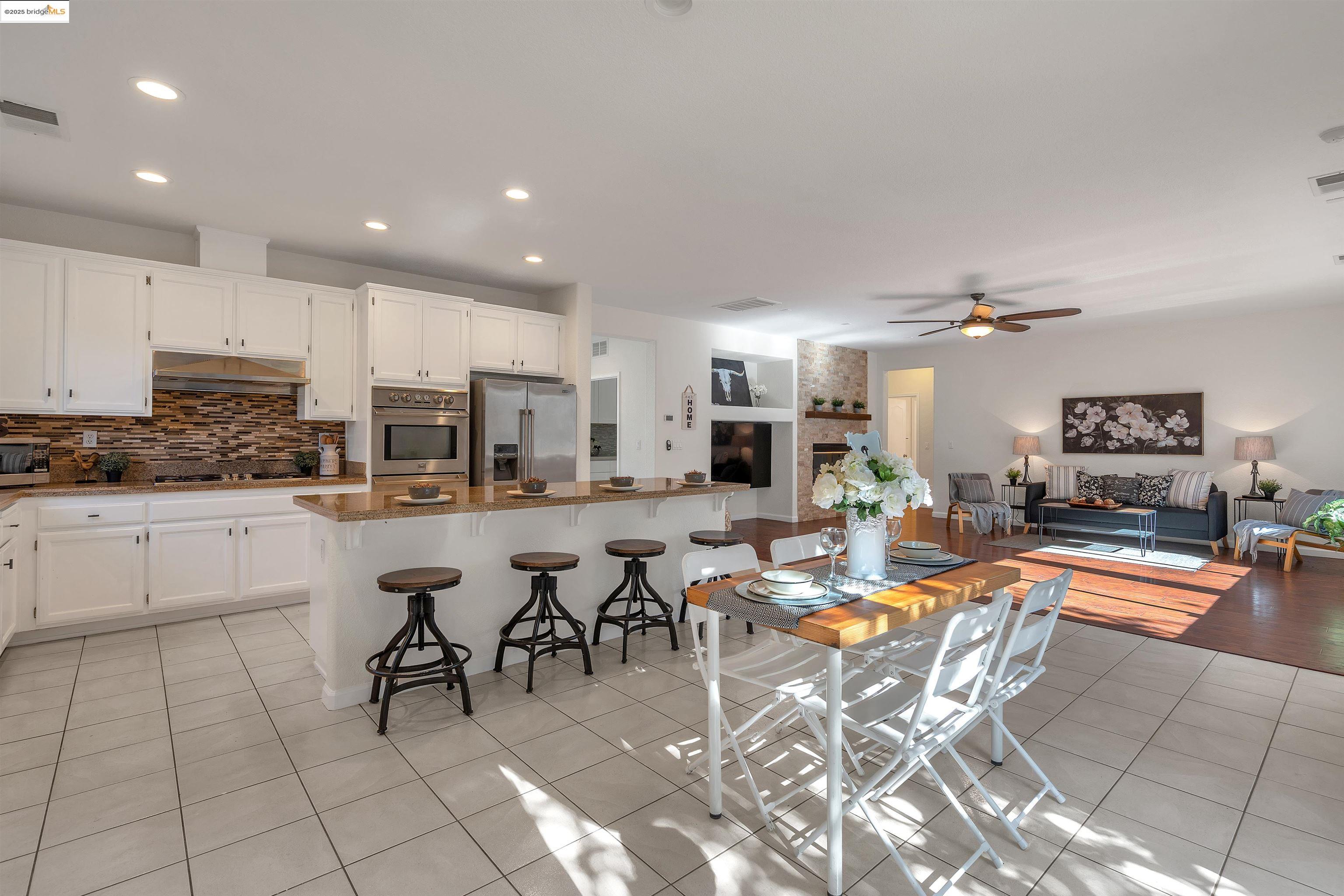 Detail Gallery Image 9 of 42 For 166 Rangewood Dr, Pittsburg,  CA 94565 - 6 Beds | 5 Baths