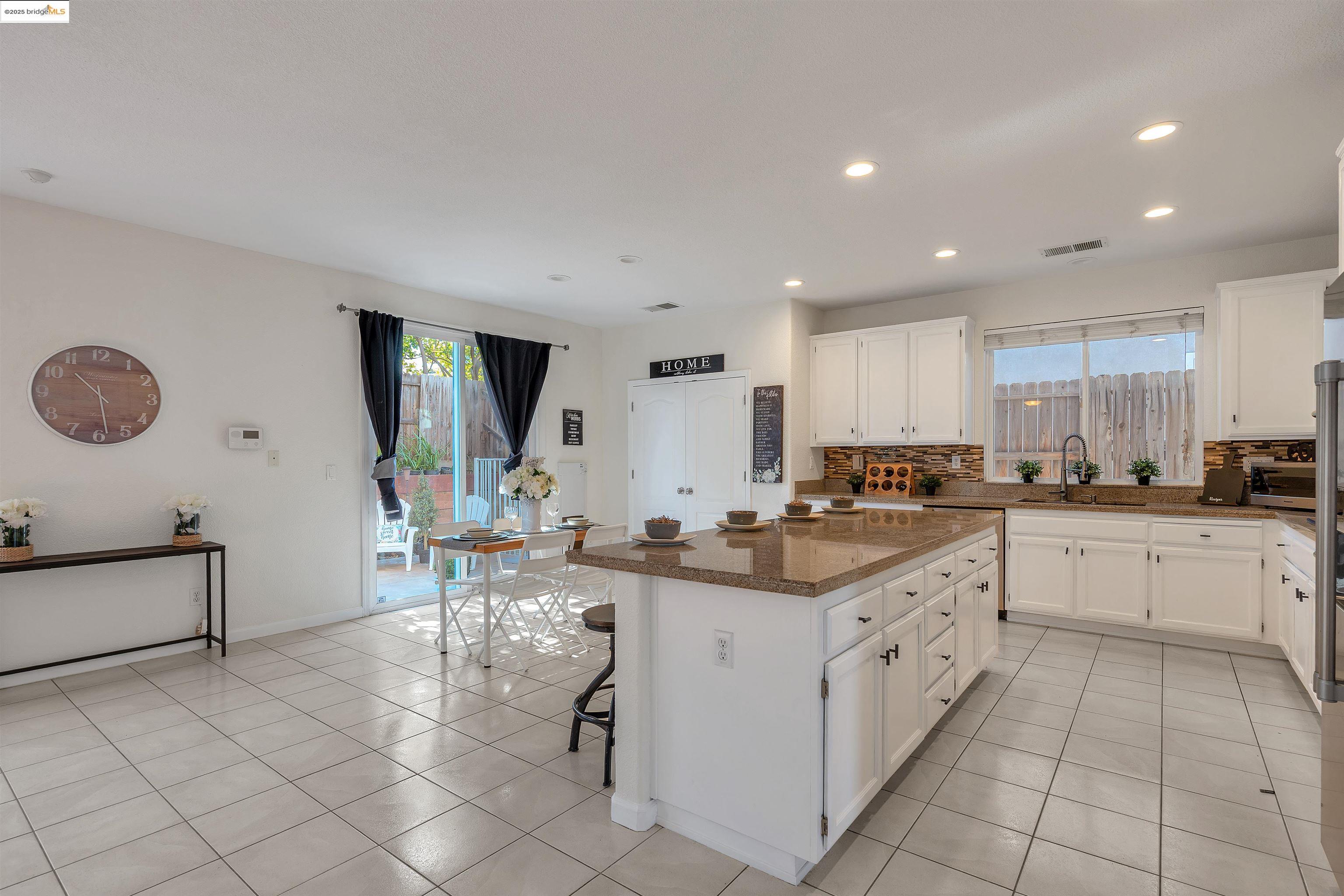 Detail Gallery Image 10 of 42 For 166 Rangewood Dr, Pittsburg,  CA 94565 - 6 Beds | 5 Baths