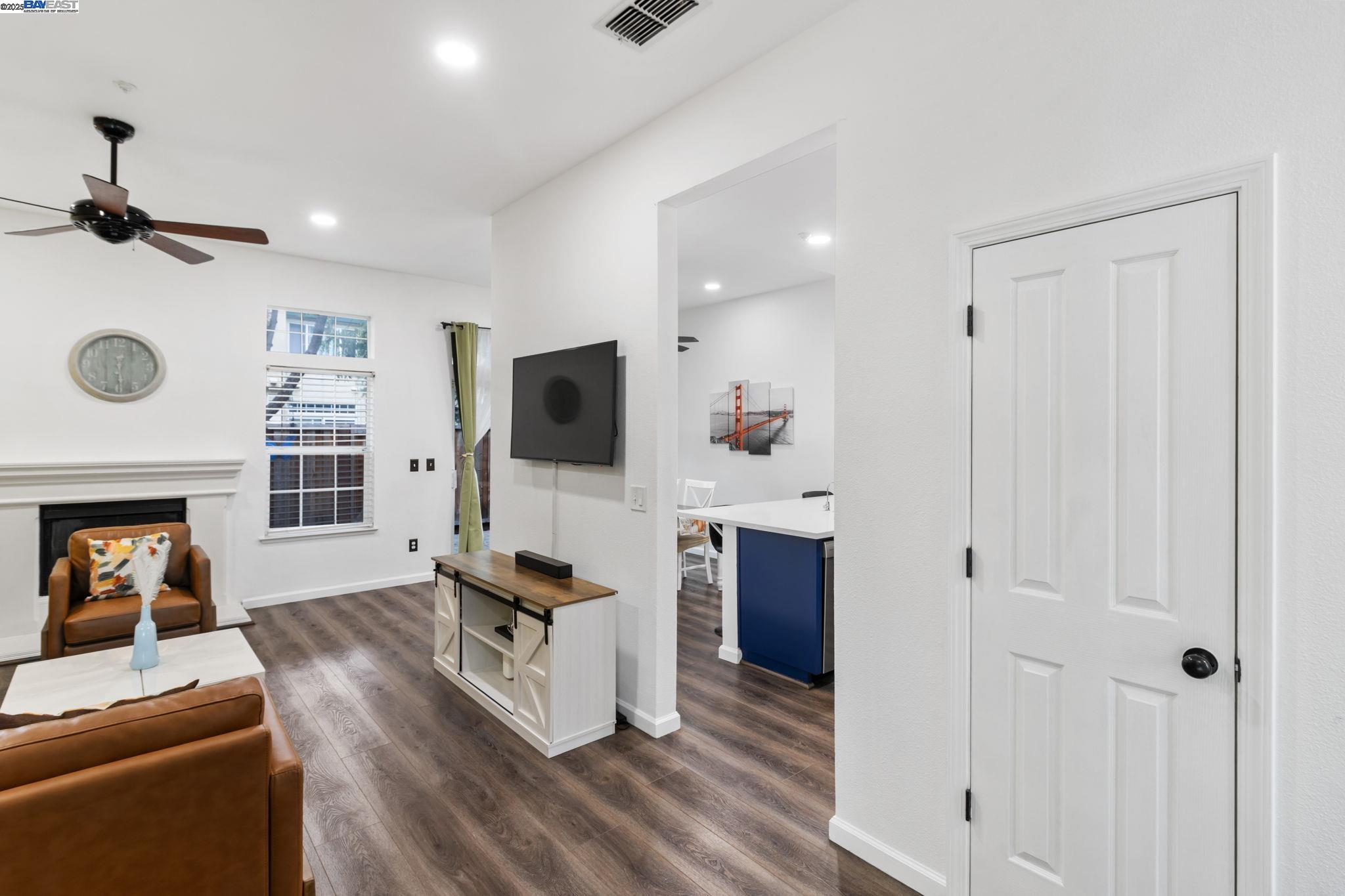 Detail Gallery Image 4 of 36 For 4052 Ghiotti Ct, Pleasanton,  CA 94588 - 2 Beds | 2/1 Baths