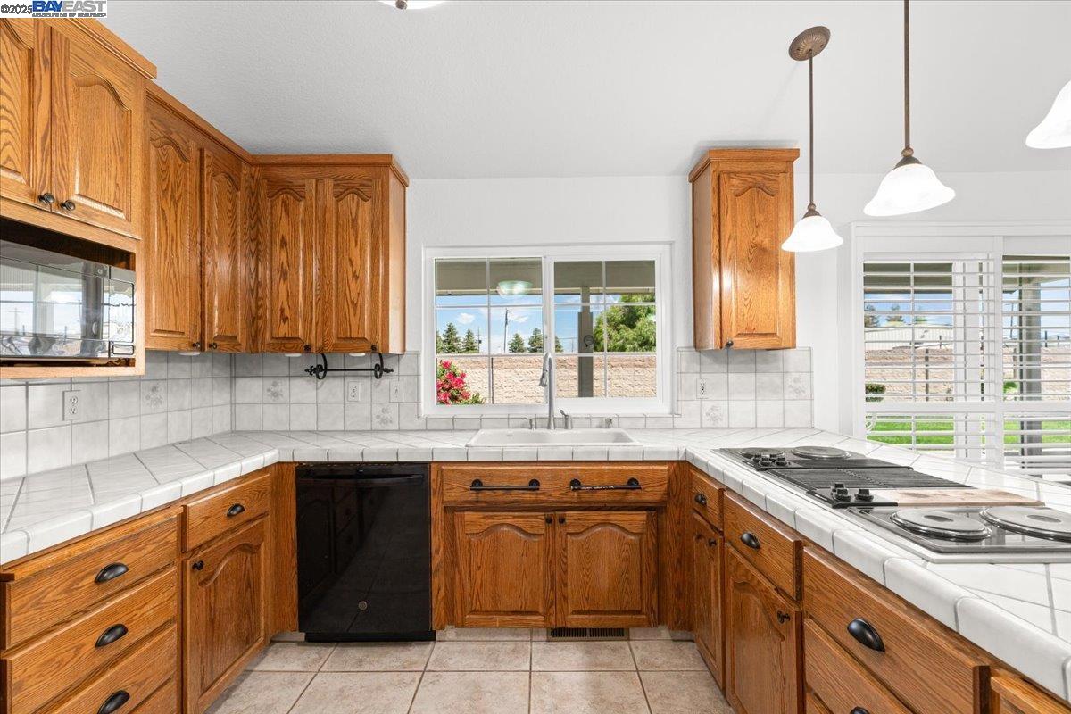 Detail Gallery Image 18 of 49 For 27000 S Hillview St, Tracy,  CA 95304 - 4 Beds | 3 Baths