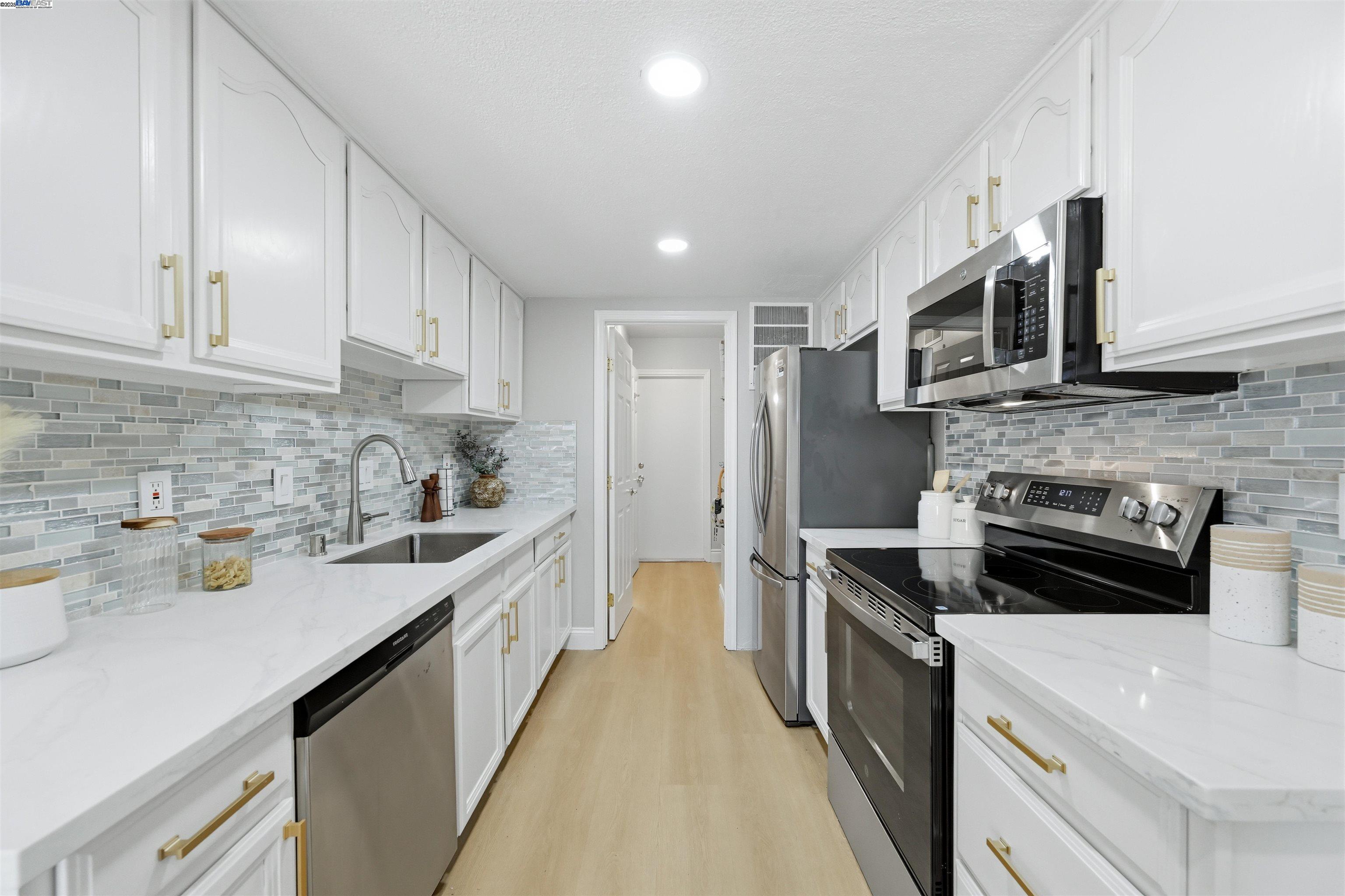 Detail Gallery Image 13 of 37 For 707 Sandpiper Cmn, Livermore,  CA 94551 - 3 Beds | 1/1 Baths