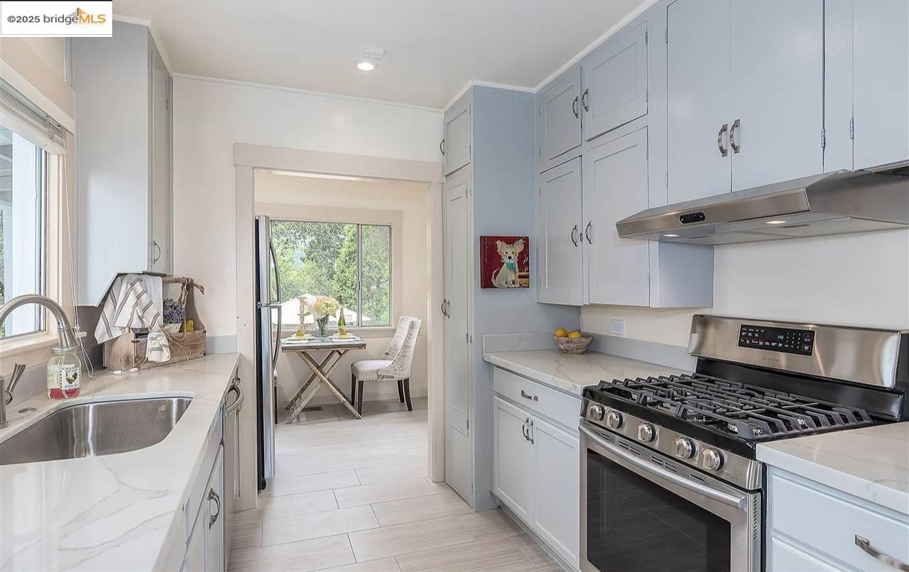 Detail Gallery Image 6 of 13 For 6454 Mokelumne Ave, Oakland,  CA 94605 - 2 Beds | 1 Baths