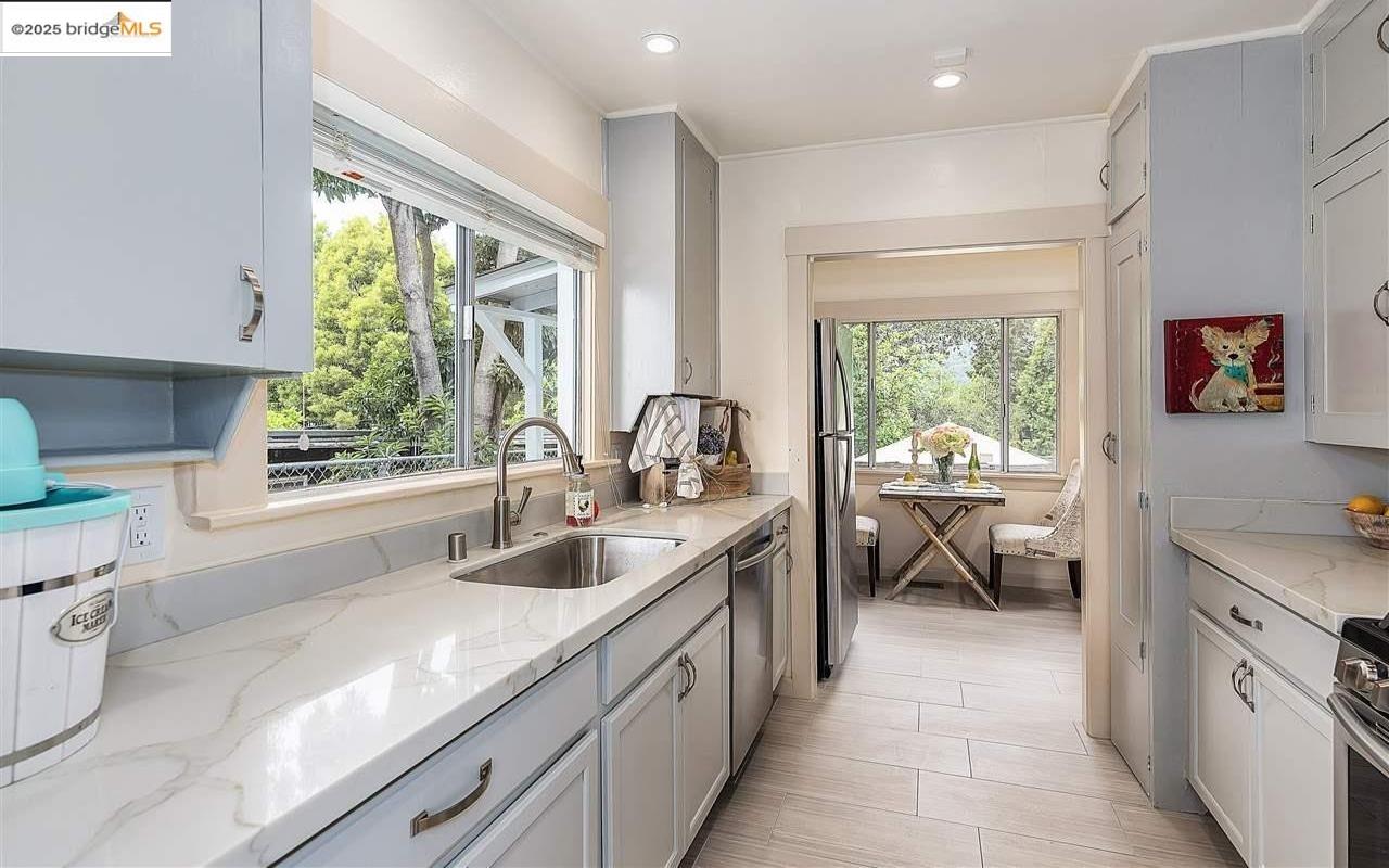 Detail Gallery Image 8 of 13 For 6454 Mokelumne Ave, Oakland,  CA 94605 - 2 Beds | 1 Baths