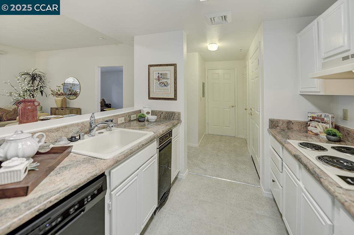 Detail Gallery Image 3 of 43 For 1840 Tice Creek Dr #2110,  Walnut Creek,  CA 94595 - 2 Beds | 1/1 Baths