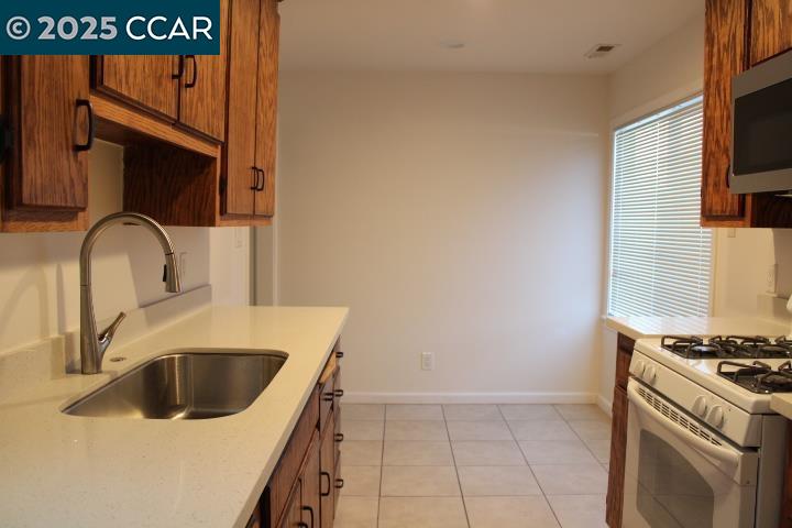 Detail Gallery Image 8 of 18 For 827 33rd St #827,  Richmond,  CA 94804 - 2 Beds | 1 Baths