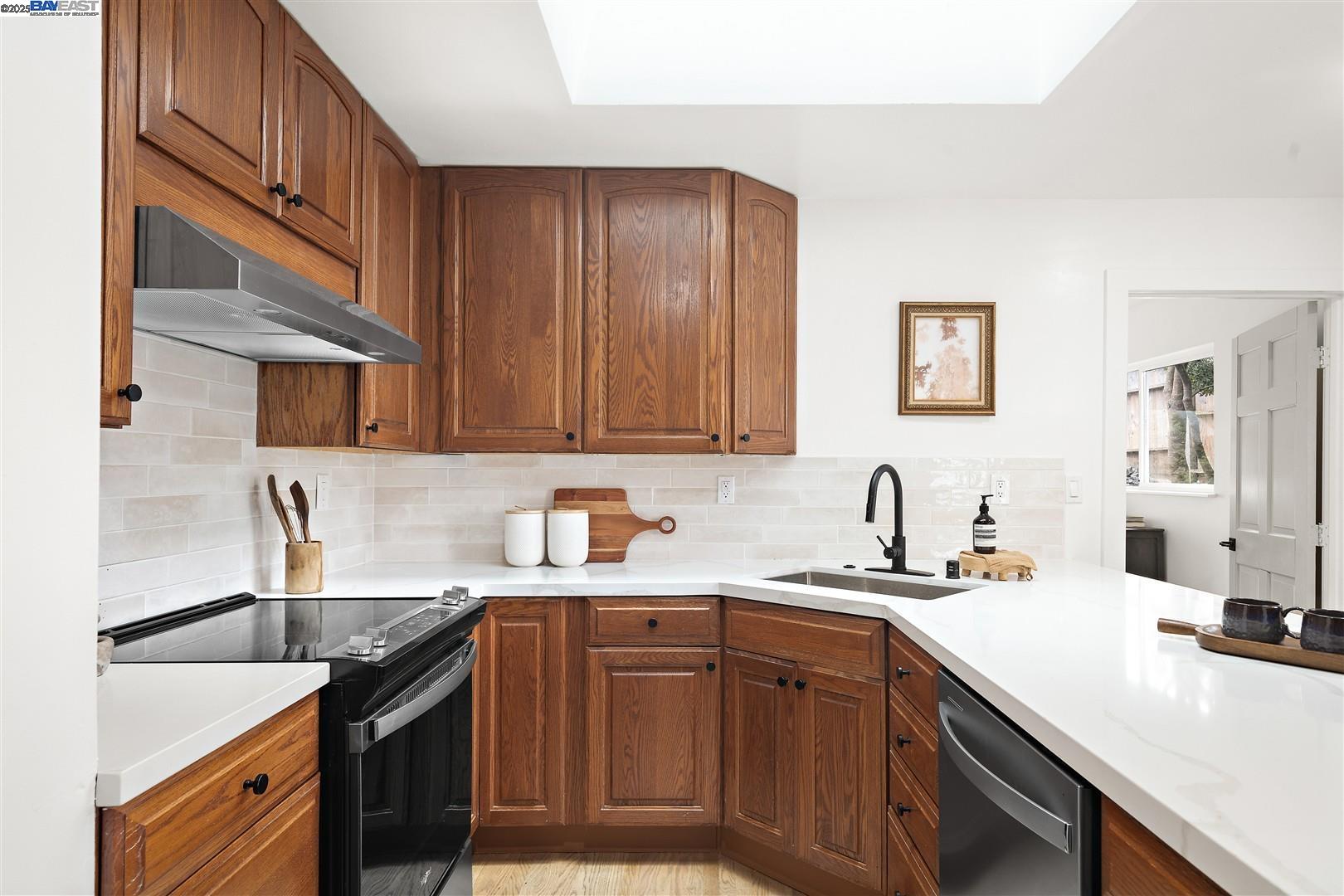 Detail Gallery Image 11 of 51 For 121 Beachview Ave, Pacifica,  CA 94044 - 4 Beds | 2/1 Baths